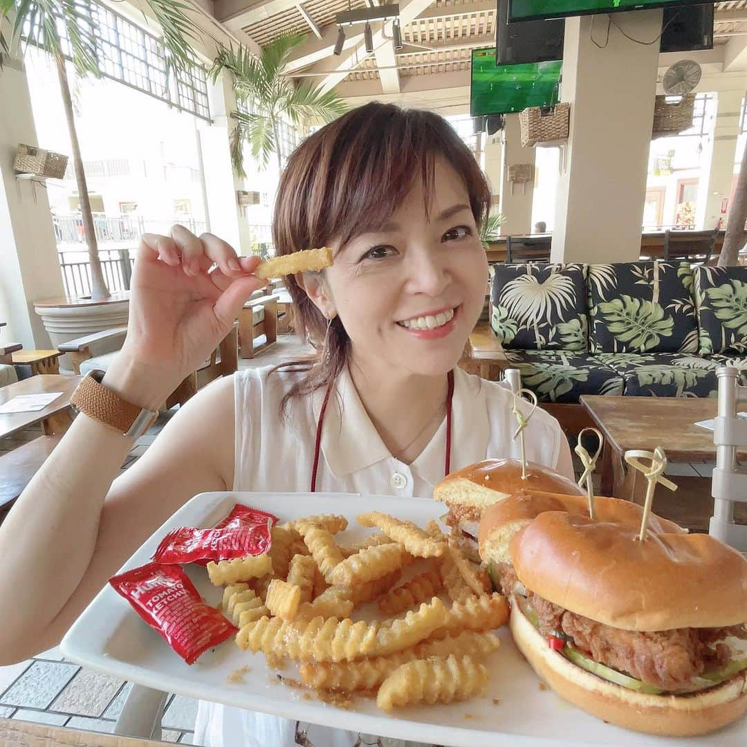 石原詢子のインスタグラム：「バカンスしてきました！ 食べて、飲んで、笑って・・ 思い出に残る旅でした(^-^)  さあ、今日から気持ちを切り替えてお仕事、頑張りまーす❗  #石原詢子 #夏休み #食べて #飲んで #ゴルフ して #はしゃいで #満喫 #バカンス #常夏 #ハンバーガー #ナチョス #バドライト #budlight #ガーリックシュリンプ #夕陽 #この木なんの木 #気になる気になる #楽しい時間 #パームツリー」