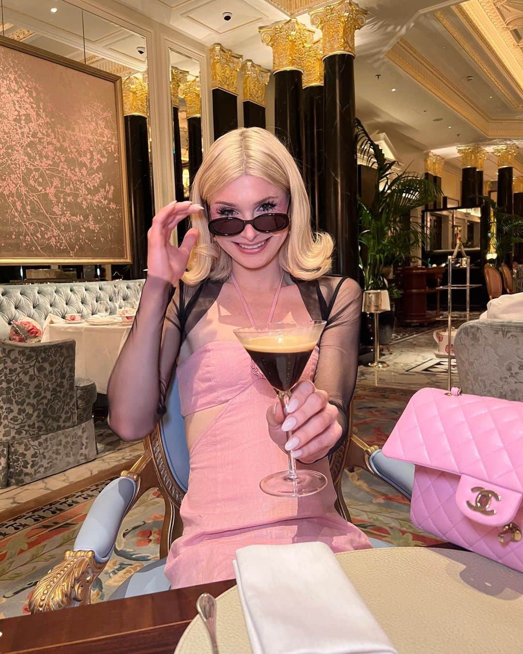 DYLAN MULVANEYさんのインスタグラム写真 - (DYLAN MULVANEYInstagram)「Had the absolute best week ever ever staying at @thedorchester in London!!!! 🥂 #thedorch #partner」7月26日 7時31分 - dylanmulvaney