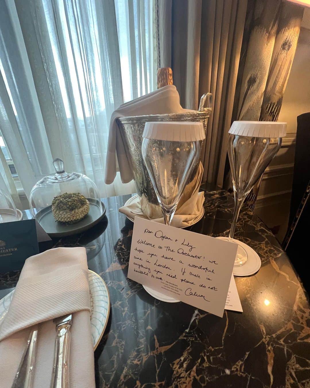 DYLAN MULVANEYさんのインスタグラム写真 - (DYLAN MULVANEYInstagram)「Had the absolute best week ever ever staying at @thedorchester in London!!!! 🥂 #thedorch #partner」7月26日 7時31分 - dylanmulvaney