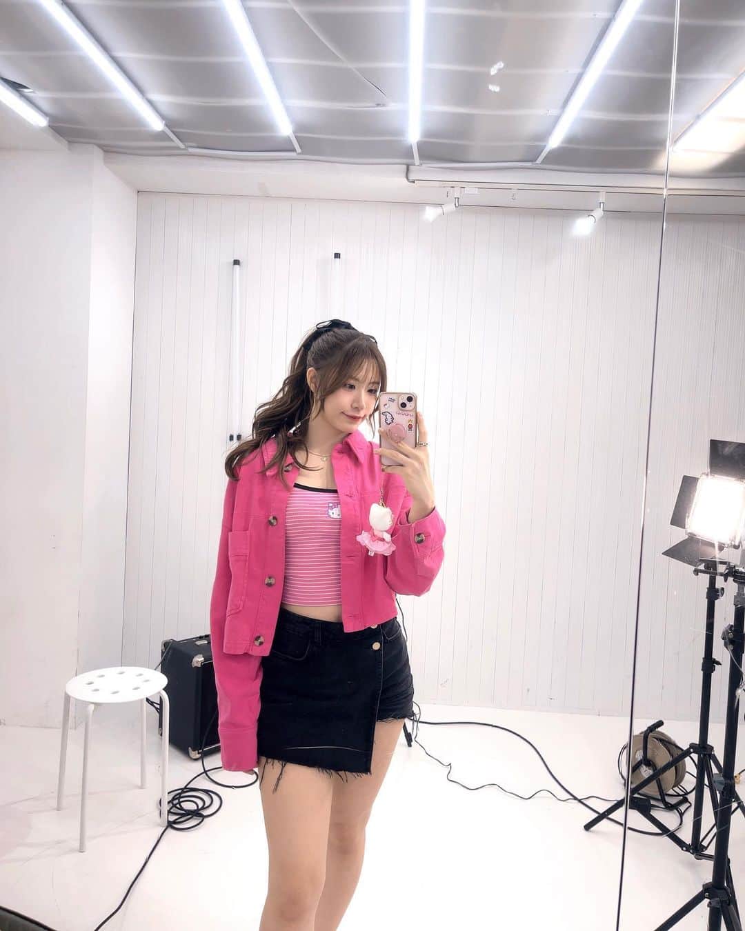 AKARIのインスタグラム：「おはりんご🍎 水曜日〜私は今からおべんきょー。 昨日より、今日、何かをすることが大切。 それだけで昨日の自分とは違う。 大切なのはまず何かをすること。  今日もみんなえらいー！」