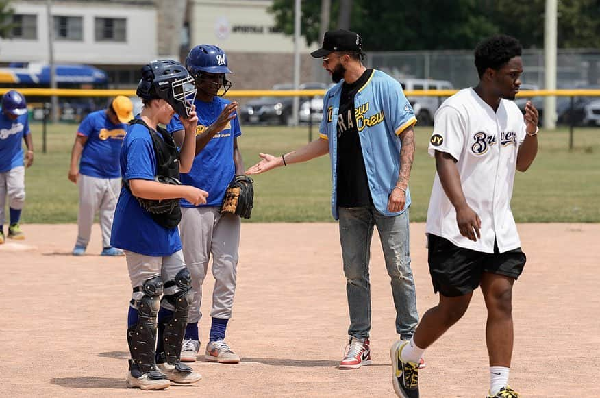 ミルウォーキー・ブルワーズさんのインスタグラム写真 - (ミルウォーキー・ブルワーズInstagram)「Today, @_dvn23 helped UScellular surprise the Boys & Girls Club with a new scoreboard at Sherman Park and stayed for some baseball!  #ThisIsMyCrew」7月26日 7時27分 - brewers