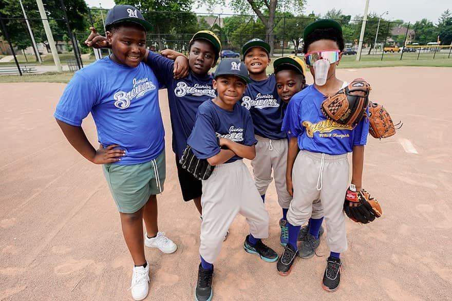 ミルウォーキー・ブルワーズさんのインスタグラム写真 - (ミルウォーキー・ブルワーズInstagram)「Today, @_dvn23 helped UScellular surprise the Boys & Girls Club with a new scoreboard at Sherman Park and stayed for some baseball!  #ThisIsMyCrew」7月26日 7時27分 - brewers