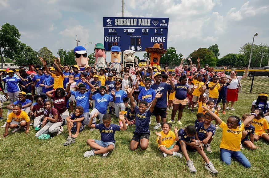 ミルウォーキー・ブルワーズのインスタグラム：「Today, @_dvn23 helped UScellular surprise the Boys & Girls Club with a new scoreboard at Sherman Park and stayed for some baseball!  #ThisIsMyCrew」