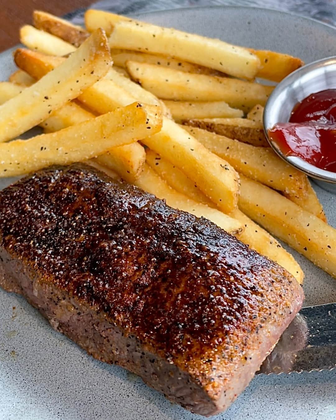 Outback Steakhouseのインスタグラム：「See you for Walkabout Wednesday, mate!  Choose a 6 oz Center-Cut Sirloin or Grilled Chicken on the Barbie, plus Aussie Fries and a 16 oz domestic draft beer or an ice-cold COCA-COLA® product, starting at just $13.99 on Wednesdays.」