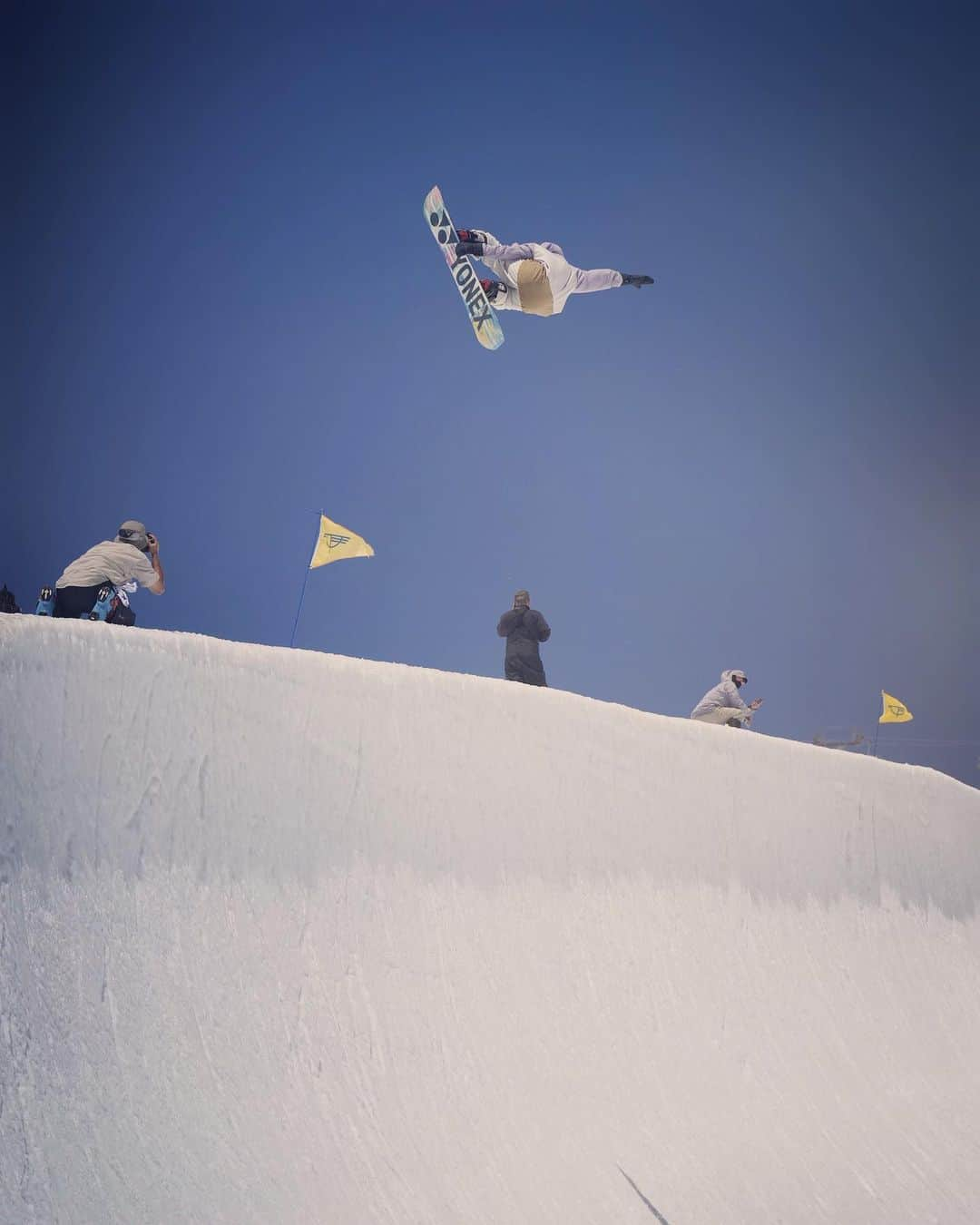 平野流佳のインスタグラム：「📸🩵  @yonexsnowboards_japan #smooth #ムラサキスポーツ #onitsukatiger #dakine  #smithoptics #dominatorwax #鎧武者 #paptuneup #シダス  #高鷲スノーパーク  @real_conditioning_center  @globalwifi_official」