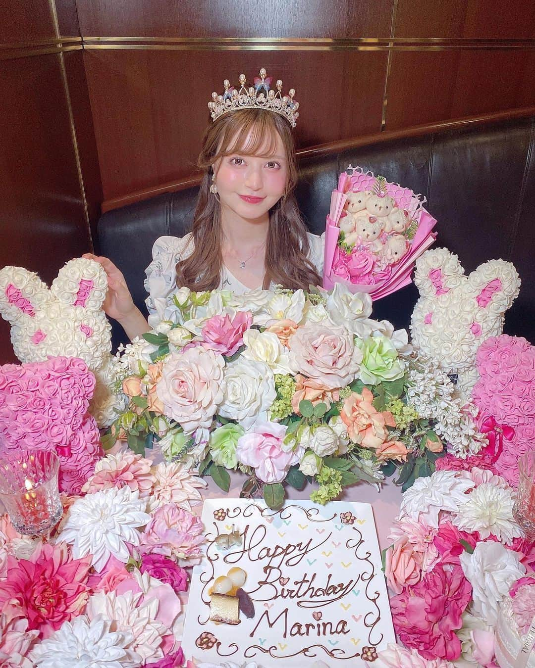 一ノ瀬まりなのインスタグラム：「🌷💓🌷💓🌷  お花たくさん💐🌸💕 お友達と家族といっぱいお祝いしてくれたよ🧸🎀  ケーキもありがとう〜🎂💖 意外と食べる方なのでぺろりでした😋💓✨  #お花 #ケーキ #バースデー #バースデープレート #クマ #フラワーベア #フラワーアレンジ #フラワー #ティアラ」