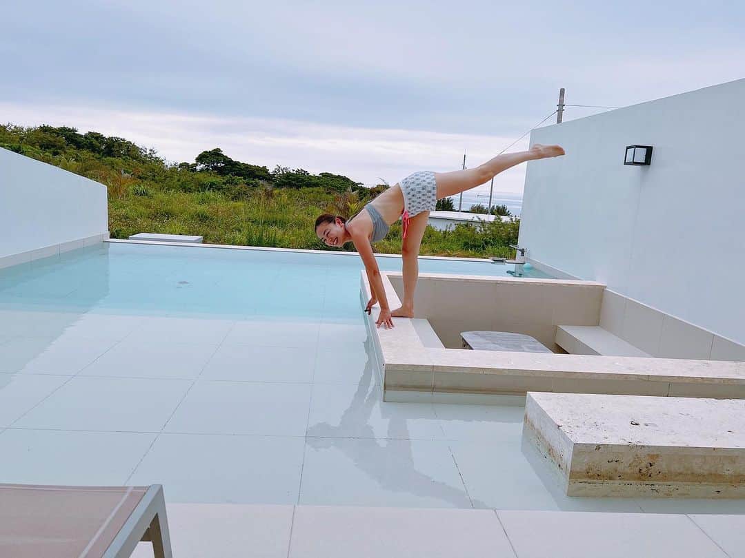 高松いくのインスタグラム：「今日は、 プールで満員御礼の SUP YOGA でした❣️  さいっっこうだったーー❗️  みんなで遊びながら笑いながら 健康になっていく感じ😆✨  今日初めてのお客様に 「あなた、この仕事すっごく合ってるわね😉」 っと、おっしゃって頂き(´༎ຶོρ༎ຶོ`)  うれしかったーーーーー‼️  「また来るわ‼️」(外国人のお客様)  っと笑顔でお帰りに(´༎ຶོρ༎ຶོ`)✨  生きてて良かった〜って こういう時に感じるから  がんばれる😌  この写真は水着を忘れて プールでヨガをしてる写真（笑）  新しいプールフィールドで SUPヨガ出来るように 動いてます❤️  #supyoga #pool  #sup #yoga」