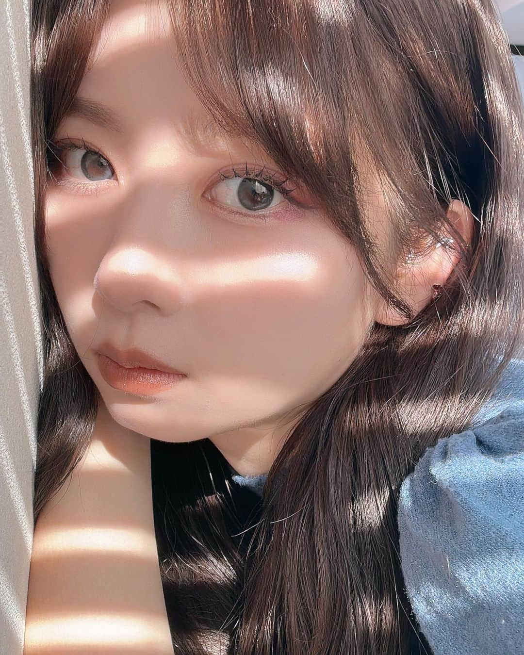 ななこさんのインスタグラム写真 - (ななこInstagram)「これ撮るの、激眩しいです☺️ 最近自分の丸顔が好きになってきたよ 今日のまつ毛は初めてやったまつ毛なんだけど、つけまなしで束を8個作るまつ毛です！色んな束感まつ毛やったけど、8本が1番盛れるよ✌🏻 1枚目と2枚目、顔の違いちょっとあったけどよく分からんね！サイゼの間違い探し」7月26日 18時38分 - _nana._.com_