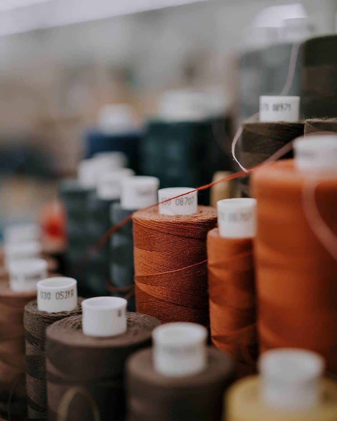 ボリオリのインスタグラム：「50 YEARS OF ITALIAN SARTORIAL WEAR  Boglioli’s unique craftmanship tradition and expertise stand as a defining force in the contemporary fashion landscape. These elements have paved the way to emancipate men from the confines of rigid sartorial codes. The use of exquisite materials and a relentless drive to innovate and invent new production processes are the hallmarks of our esteemed house.  #bogliolimilano #50thanniversary #sartorial」