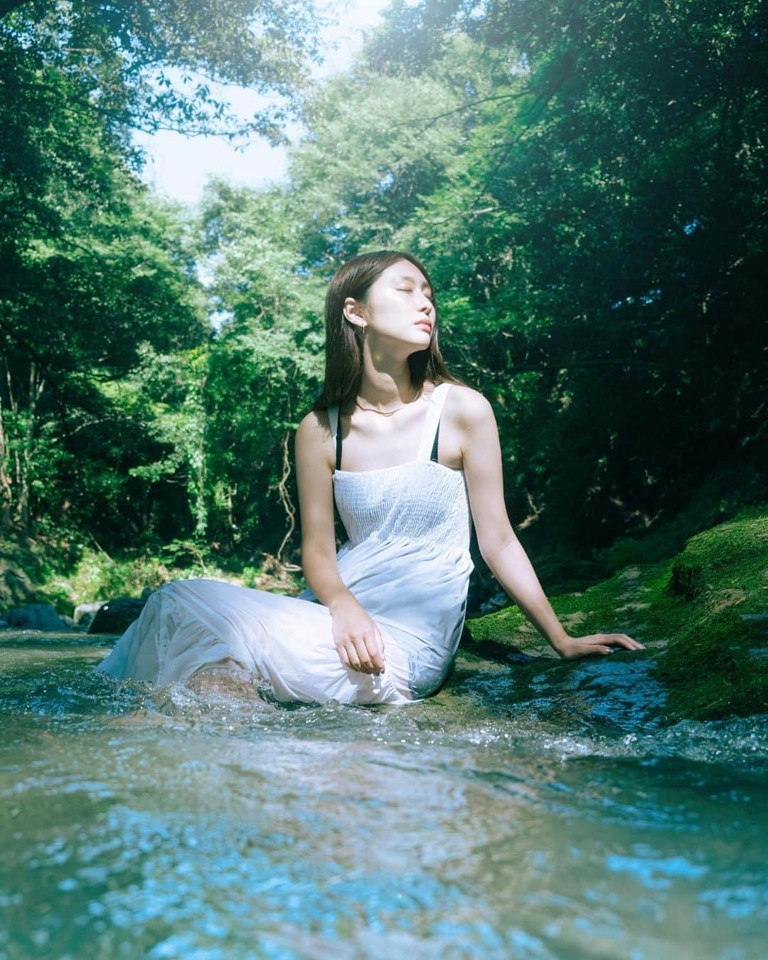 国分真央さんのインスタグラム写真 - (国分真央Instagram)「. 夏は緑が綺麗ですね。 毎日暑いから 涼しい川で休みたいな👒𓂃꙳ ⁡」7月26日 18時42分 - mao_kokubu