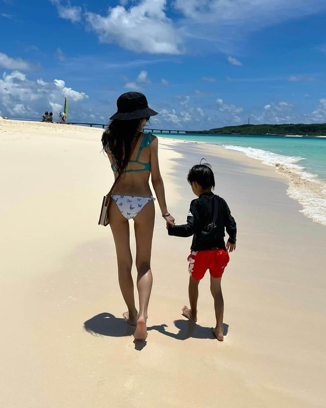 RINAのインスタグラム：「_  初めて丸々４日間のピーカン宮古☀️  本当に毎日日々の成長を感じて胸が苦しい😨 最後の写真は1番最初に沖縄に連れてきた時☀️ 10ヶ月の時だったんだけど5年後に こんな逞しいお兄ちゃんになってるなんて あの頃は想像も出来なかったなぁ😫💭  本当にいつもニコニコしてて甘えん坊なのに 私が泣いたりしてるとティッシュ持ってきて 頭撫でてくれたり男前の一面もあるボク👦🏼 怖い虫がいたり何かあると守ってくれたり 本当に悪ガキ過ぎて凄い怒ってても ヘラヘラして誤魔化したりするから 頭抱える時も沢山あるし悩むし 5年経ってもまだまだ私は未熟で正解なんて わからないけどこれからも揺るぎない愛情を沢山注いで もっともっと人の気持ちが考えられて優しくて 頼れる一人前の男になって欲しいなと 願いながら育児頑張ります🥹🙏🏻  これを書きながら泣きそうだし 最近何故か涙脆いんだよね😂笑  今年も２人でこんがり焼けました☀️ これからもたっくさん色んなところ お出かけして思い出つくろうね✈️🩵  あと何年かしたら手も繋いでくれなくなると 思ったら切な過ぎて辛いから今の時間を 目一杯大切にしたいと思います😫🫶笑  #宮古島 #与那覇前浜ビーチ  #miyakojima #miyakojimaisland」