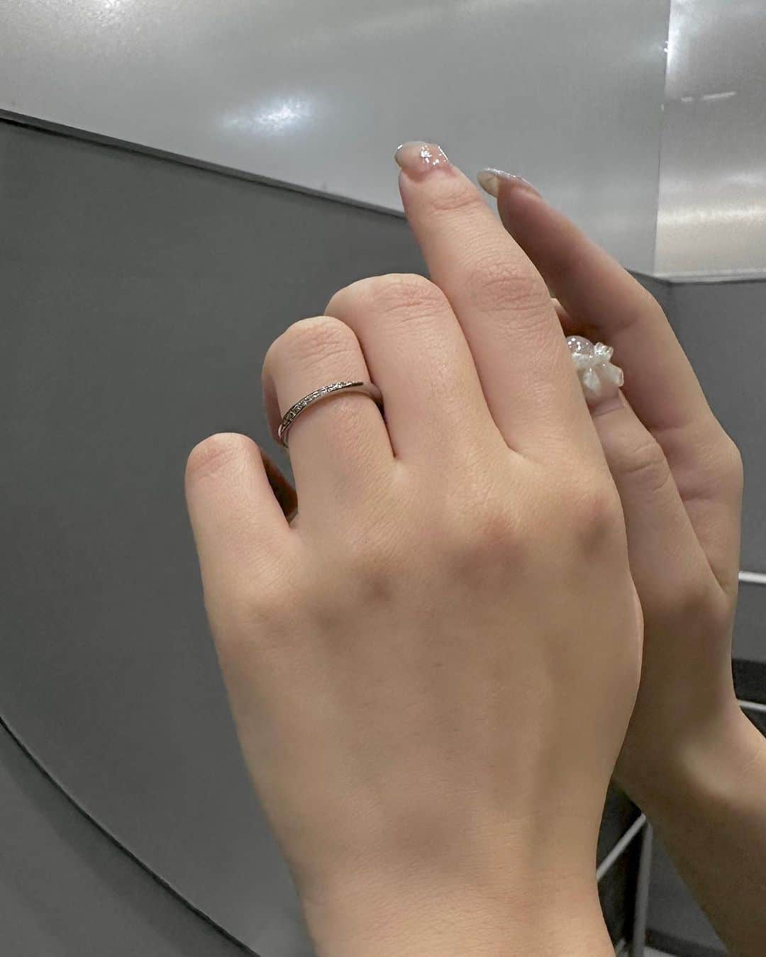 BIJOUPIKO(ビジュピコ)さんのインスタグラム写真 - (BIJOUPIKO(ビジュピコ)Instagram)「指を美しく見せる12°の傾斜がついたブライダルリング💍 ． 指の付け根までしっかり届くため、 薬指の長さを最大約3㎜長く見せることができます✨ また、手のつくりに基づいたデザインによる フィット感も魅力です！ ． . コンセプト💐 -分かち合い- 分かち合うひとつの気持ちが ふたりの永遠になっていく . ブランド💫 COEUR D’OR -クゥドール- . リング💍 Partage -パルタージュ- . プライス🕊️ (ER) Pt950 ¥129,800〜　 (MR) Pt950 ¥132,000〜 ※価格は税込表記、ERは枠代のみ。 . ． 来店特典でAmazonギフトカード3,000円分を プレゼントしています✨ ※一部店舗はケンズカフェ東京のガトーショコラ引換券プレゼント ▼来店予約はこちらから @bijoupiko_official ． ． この投稿いいねと思ったら❤️をタップ、 後から見返したいときは保存、 誰かに教えたいときにはシェアしてください🫶 . . #ビジュピコ #bijoupiko #ビジュピコ_coeurdor #結婚指輪 #婚約指輪 #ブライダルリング #マリッジリング #エンゲージリング #ウェディング #プロポーズ #サプライズ #指輪選び #指輪探し #結婚式準備 #結婚準備 #プレ花嫁 #プレ花嫁準備 #卒花嫁 #結婚準備 #前撮り #婚約指輪探し #結婚指輪探し #プラチナリング #重ね付けリング #リングコーデ #シンプルネイル #ブライダルネイル #2023春婚 #全国のプレ花嫁さんと繋がりたい #日本中のプレ花嫁さんと繋がりたい」7月26日 17時11分 - bijoupiko_official