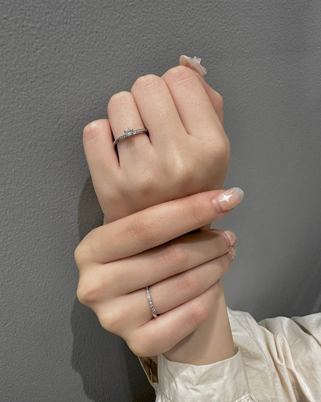 BIJOUPIKO(ビジュピコ)さんのインスタグラム写真 - (BIJOUPIKO(ビジュピコ)Instagram)「指を美しく見せる12°の傾斜がついたブライダルリング💍 ． 指の付け根までしっかり届くため、 薬指の長さを最大約3㎜長く見せることができます✨ また、手のつくりに基づいたデザインによる フィット感も魅力です！ ． . コンセプト💐 -分かち合い- 分かち合うひとつの気持ちが ふたりの永遠になっていく . ブランド💫 COEUR D’OR -クゥドール- . リング💍 Partage -パルタージュ- . プライス🕊️ (ER) Pt950 ¥129,800〜　 (MR) Pt950 ¥132,000〜 ※価格は税込表記、ERは枠代のみ。 . ． 来店特典でAmazonギフトカード3,000円分を プレゼントしています✨ ※一部店舗はケンズカフェ東京のガトーショコラ引換券プレゼント ▼来店予約はこちらから @bijoupiko_official ． ． この投稿いいねと思ったら❤️をタップ、 後から見返したいときは保存、 誰かに教えたいときにはシェアしてください🫶 . . #ビジュピコ #bijoupiko #ビジュピコ_coeurdor #結婚指輪 #婚約指輪 #ブライダルリング #マリッジリング #エンゲージリング #ウェディング #プロポーズ #サプライズ #指輪選び #指輪探し #結婚式準備 #結婚準備 #プレ花嫁 #プレ花嫁準備 #卒花嫁 #結婚準備 #前撮り #婚約指輪探し #結婚指輪探し #プラチナリング #重ね付けリング #リングコーデ #シンプルネイル #ブライダルネイル #2023春婚 #全国のプレ花嫁さんと繋がりたい #日本中のプレ花嫁さんと繋がりたい」7月26日 17時11分 - bijoupiko_official
