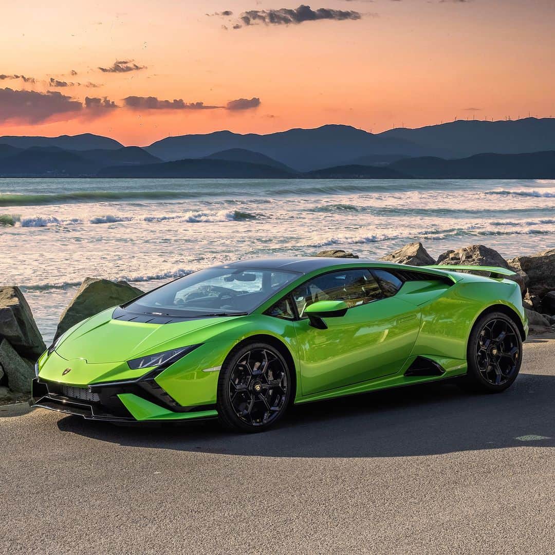 ランボルギーニさんのインスタグラム写真 - (ランボルギーニInstagram)「A dazzling array of colors in the sky and all your souls on the road. This is what a sunset looks like while behind the wheel of Huracán Tecnica.   #Lamborghini #HuracanTecnica #TakeAllYourSoulsToDrive __ Huracán Tecnica: fuel consumption combined: 14,5 l/100km (WLTP); CO2-emissions combined: 328 g/km (WLTP)」7月26日 17時15分 - lamborghini