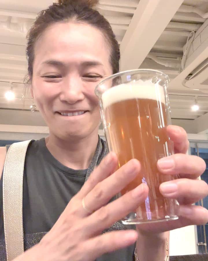 倉本康子のインスタグラム：「★ 〜ヤッコの酒旅〜 「SES」@渋谷区　東 @ses.tokyo   渋谷と恵比寿の中間辺りに位置するイタリアン「SES(セス)」に1年半ぶりの再訪。  ここね、美味しいんです！ 一皿一皿にSES魂を感じます！  素晴らしかった今回のメニューは↓  ⭐️アオリイカと加賀太きゅうりのサラダ  ⭐️壱岐の島産グリーンアスパラと毛蟹のアランチーノ  ⭐️オーストラリア産黒トリュフととうもろこしのカルボナーラ、手打ちタリアテッレ  ⭐️ガリシア栗豚肩肉のポルケッタ、ンドゥイヤのソース  衝撃的に美味しかったことをお伝えします！  店内はテーブル席は1つで、メインは広々としたカウンター席。 素晴らしいお料理をいただきつつも SESメンバー3人の無駄のない動き、綺麗にお掃除が行き届いている厨房などを眺めていると、ディナーショーみたいな気分でした！ 素晴らしいお仕事っぷり、見応えありますよ！  帰りにSESメンバーの皆様と記念撮影。 またお邪魔します🫡  デコッパチ丸出しテカテカ✨で失礼しましたー🤣  NO ALCOHOL, NO LIFE !!  #ヤッコの酒旅 #noalcholnolife #酒場 #居酒屋 #バー #酒旅 #倉本康子 #かんぱいでーす #乾杯でーす #やっこ持ち #ヤッコ持ち #アラフィフファッション #アラフォーファッション #ootd #カジュアルコーデ #fashion #fashioncordinate #izakaya #beer #一食入魂 #魂を感じる店 #一駅一店 #出会いがご縁 #ses #セス #sestokyo #衝撃的なカルボナーラ #たまらんち会長」