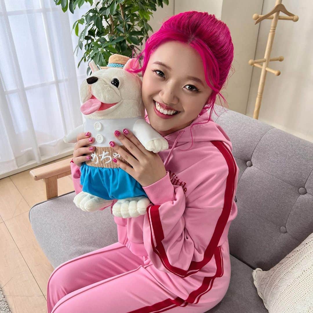 あいりDXのインスタグラム：「この度、あぃりDX…初のWEB CMに出演させていただきましたぁ🥹💖💕 いつも応援してくれてるみんなのおかげです！嬉しい🥹💖 めちゃコミック🎵🎵🎵  あぃりDX見つけたら、教えてね🫢💕 早速、TikTok見てたら流れてきて自分でびっくり😂 2パターンあって、どっちもYouTubeでも見れるみたい🫶  人生でまた初挑戦が出来て、嬉しいです🥹🫶😊Big Love💞」