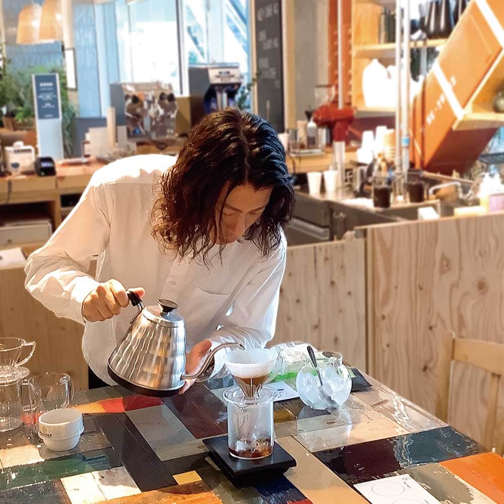のインスタグラム：「<WORKSHOP> 　 NOZY COFFEE ワークショップ 「美味しいアイスコーヒーのつくり方」 　 東京・原宿キャットストリートに店舗を構える 「NOZY COFFEE」大江バリスタを講師にお迎えし、 様々な抽出器具でアイスコーヒーの抽出体験ができます。 　 普段はホットしか作らない方や、 アイスコーヒーを家で作りたいけど、 どの抽出器具を使用すればよいかわからない方など、 どなた様でもお気軽にご参加ください。 　 *参加費にはコーヒーの抽出体験や材料費が含まれます。 *コーヒーの抽出時にはねてしまう可能性があるため、汚れても良い服装でお越し頂くか、エプロンをご持参ください。  持ち物　・エプロン（任意） 　 ■Futakotamagawa  日時：2023年7月29日 (土) 16時00分 ～ 17時00分 場所：二子玉川店 定員：4名 参加費：2,800円  *ご予約・お申込みはWEBサイト、またはpeatixからご予約ください。 →@cibone_ts 　 #todaysspecial #トゥデイズスペシャル #ワークショップ #nozycoffee #coffee #コーヒー好き #玉川高島屋ショッピングセンター」