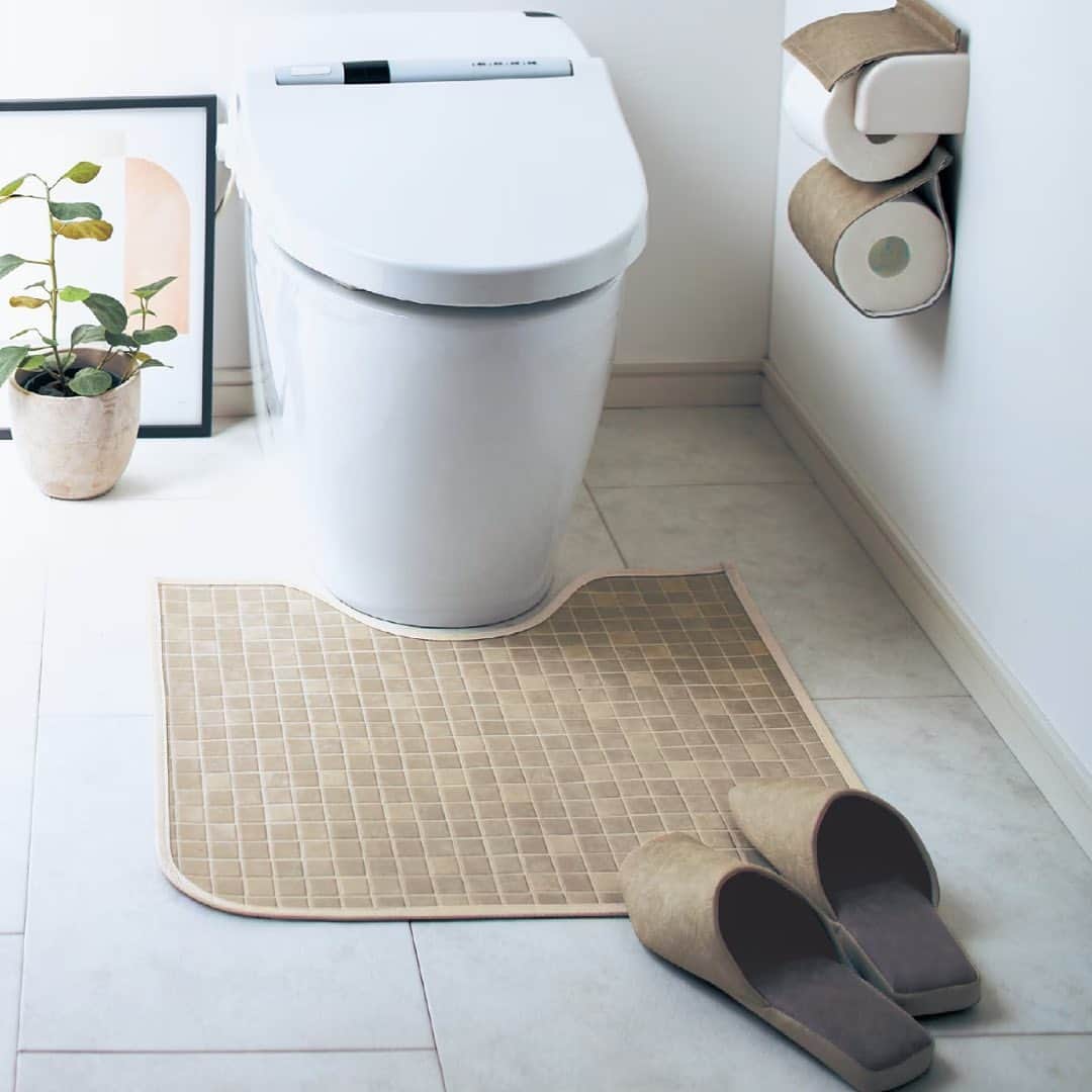 BELLEMAISON_DAYSのインスタグラム：「ささっと拭ける素材で、いつでもすっきりと  汚れやすいトイレマットやトイレスリッパを 拭ける素材のものにすれば、 トイレ掃除の時にさっと拭くだけでお手入れカンタン  レザーのような見た目も落ち着いていて 来客時にも使えそう  ￣￣￣￣￣￣￣￣￣￣￣ ☑️すっきりデザインの拭けるトイレマット ☑️フェイクレザーのトイレットペーパーホルダーカバー  ※詳しい商品詳細はショッピングタグよりご確認ください  #bellemaisondays #ベルメゾンデイズ #ベルメゾン ￣￣￣￣￣￣￣￣￣￣￣  📷みなさんのBELLE MAISON DAYSのアイテムを 　使ったインテリア画像募集しております📷  お気に入りのアイテム写真に#ベルメゾンデイズ @bellemaison_days のタグ付けをお願いします！  ストーリーズや、サイトでもご紹介させていただきます🙌 ・ ・ BELLE MAISON DAYSは、 「今日より明日、明後日が楽しくなる暮らしの提案」を コンセプトとした、ベルメゾンを一歩リードするオリジナルブランド」