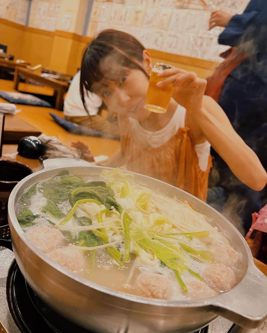 菊井彰子さんのインスタグラム写真 - (菊井彰子Instagram)「弾丸一泊旅行で食い倒れるために福岡へ🍜🍲  夏の家族旅行は忙しくて難しそう。。。 ならば！ということで🤣 👨が何日か福岡で出張だったので予定を合わせて一泊だけ娘と行ってきました♡  ラーメン2杯に 水炊きに 鶏出汁うどんを食べました。  博多ラーメンの一双と 水炊きのいろはが美味しかった😋  娘もラーメン大好きなので、黙々と食べてました🍜  めんたい重は2時間待ちと言われてキッパリ諦めたので、 次回の目標にします🤣笑  一泊だと何かと身軽だしとても気晴らしになった🧳✈️ 娘も旅行は大好きなのでノリノリで楽しそうでした👍  この弾丸系アリだな‼️またやろ🫡  それにしても外国の方が多かった。 インバウンド観光でどこもかしこもいっぱい。 完全に活気が戻ってますねーー♡  #一双  #博多ラーメン  #博多ラーメン一双  #水炊きいろは  #キャナルシティ博多  #中洲屋台  #福岡観光  #福岡グルメ」7月26日 17時19分 - yanakiku_kiku