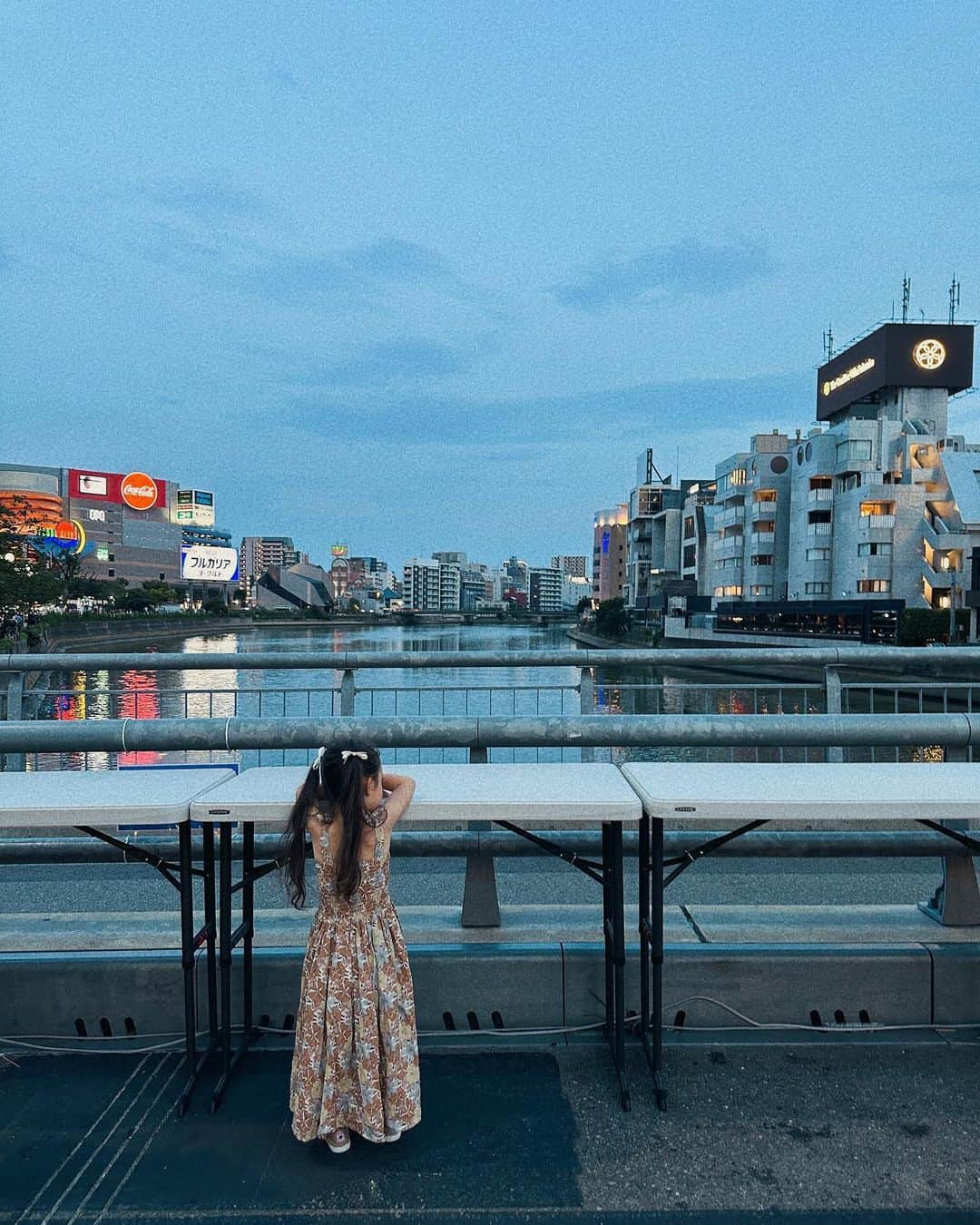 菊井彰子のインスタグラム：「弾丸一泊旅行で食い倒れるために福岡へ🍜🍲  夏の家族旅行は忙しくて難しそう。。。 ならば！ということで🤣 👨が何日か福岡で出張だったので予定を合わせて一泊だけ娘と行ってきました♡  ラーメン2杯に 水炊きに 鶏出汁うどんを食べました。  博多ラーメンの一双と 水炊きのいろはが美味しかった😋  娘もラーメン大好きなので、黙々と食べてました🍜  めんたい重は2時間待ちと言われてキッパリ諦めたので、 次回の目標にします🤣笑  一泊だと何かと身軽だしとても気晴らしになった🧳✈️ 娘も旅行は大好きなのでノリノリで楽しそうでした👍  この弾丸系アリだな‼️またやろ🫡  それにしても外国の方が多かった。 インバウンド観光でどこもかしこもいっぱい。 完全に活気が戻ってますねーー♡  #一双  #博多ラーメン  #博多ラーメン一双  #水炊きいろは  #キャナルシティ博多  #中洲屋台  #福岡観光  #福岡グルメ」