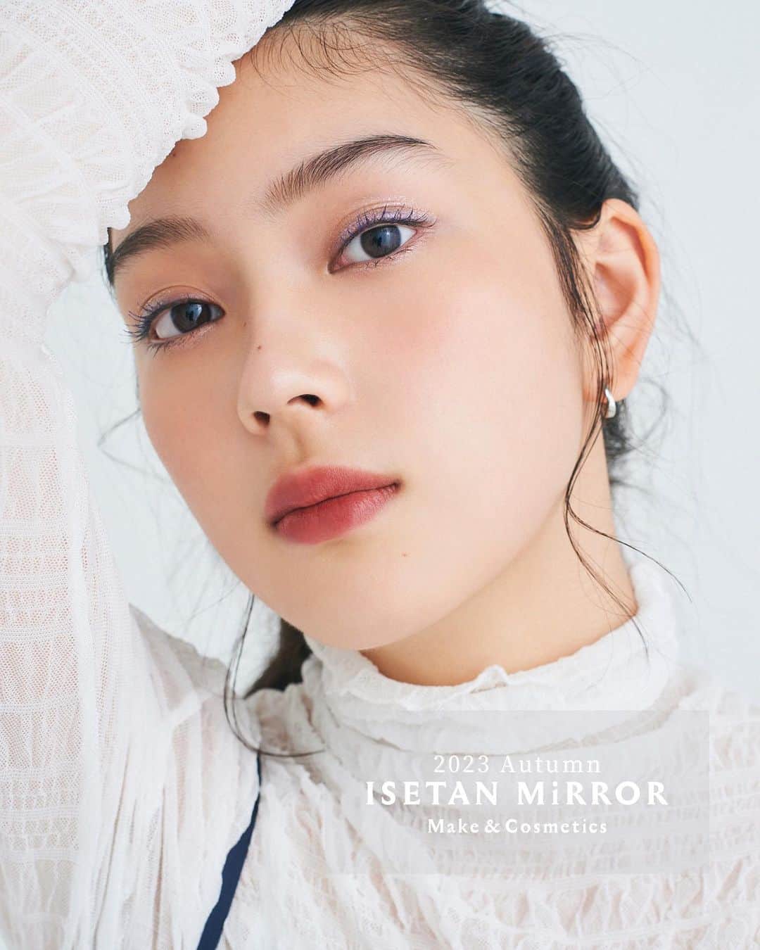 ISETAN MiRRORのインスタグラム：「・ ISETAN MiRROR 2023 Autumn TREND MAKE UP 2023年7月26日(水)〜 イセタン ミラーが各シーズンごとにご提案するトレンドメイクルック。新製品や限定品を交え、今季おすすめのメイクとコスメをご紹介！  手持ちのコスメの組み合わせを楽しむのもいいけど、秋色がリリースされる今だから新製品を試してみたい。ちょっと組み合わせを変えるだけで、空気感の違った仕上がりになる。ちょっとした変化も、秋色を使うだけで今っぽく仕上がる。”組みあわせ次第で雰囲気が変わる！”メイクの楽しさを、イセタン ミラーが２つのルックで提案します。 ⁡ 【パターンB】 ■EYE_______ いつものメイクから、ちょっとハズしてみたい時に試してほしいのがネイビー。ピンクを目周りに指で忍ばせ、二重幅のところに少しだけネイビーをいれる。グリッドをブラシで均一にのせると、ベースのカラーに合わせて、グリッターが映えるのがポイント。ブルーのマスカラで、メイクの統一感を出す。 ⁡ 【使用アイテム】 ・アイシャドウ ＜ADDICTION＞アディクション ザ アイシャドウ マルチ ティント 003T/004T ＜ADDICTION＞アディクション ザ アイシャドウ プリズム 002/PR 　 各 2,530円(税込)　※8月4日(金)発売 ・アイブロウ ＜THREE＞THREE アドバンスドアイデンティティ アイブラウペンシル 06 / 3,850円(税込) ※8月9日(水)発売 ・アイラッシュ ＜THREE＞THREE ワイズアイズパースペクティヴ マスカラ 04/ 4,400(税込) ※8月9日(水)発売 ⁡ ■LIP＿＿＿＿ 深みのあるカラーを選ぶことで口もとに重みをもたせ、秋のリップを表現。すべりのいいテクスチャーで、発色もよく、ぷっくりとした仕上がりになるので使いやすい。 ⁡ 【使用アイテム】 ・リップ ＜NARS＞アフターグロー　センシュアルシャイン　リップスティック 321 /4,400円(税込) ⁡ ■SKIN_______ 秋のカラーメイクがはえるのは、重すぎず、軽やかさのある肌。 チークは、ブルーの目もとをひきたてるように、血色感を肌に足す。リキッドタイプのチークを頬の高い位置に2-3箇所おき、トントンと指でなじませたムラっぽさが、逆にナチュラルな仕上がりに。 ⁡ 【使用アイテム】 ・チーク ＜NARS＞アフターグロー　リキッドブラッシュ DOLCE VITA /4,620円(税込) ⁡ ■NAIL POLISH_______ 指先は寒色ではなく温かみのあるカラーを。透明感のあるオレンジで、指先にもさり気ないアクセントを。 ⁡ 【使用アイテム】 ・ネイル ＜RMK＞RMK ネイルラッカー EX-09（限定品）　2,200円(税込) ※7月28日(金)発売 ⁡ model: MIRO make up: @hirayama_tatsumi ⁡ @isetanmirror ⁡ #isetanmirror #イセタンミラー #イセタンミラーメイクルック #秋メイク #オータムメイク #THREE #ADDICTION #NARS #RMK」