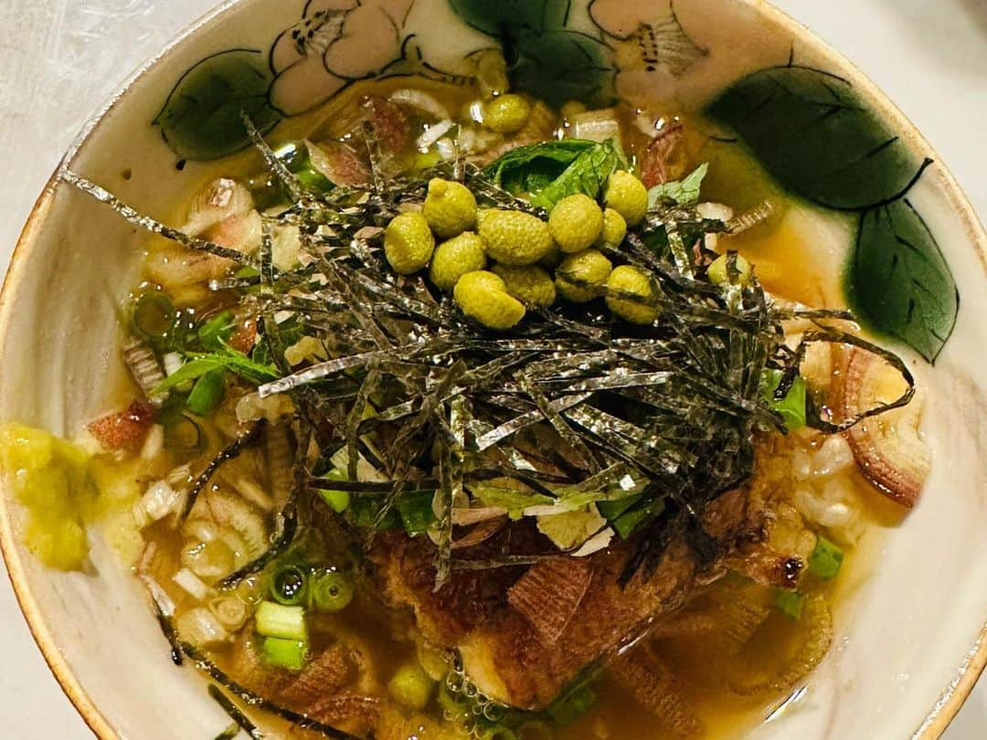 内田嶺衣奈さんのインスタグラム写真 - (内田嶺衣奈Instagram)「🌻  最近の夏ご飯🍽️  つくるのも食べるのも大好き🥰 久々にまとめてみました✨  暑さで食欲が落ちる日は献立に悩みがち…🤨 今回はなんとなく一言コメントを☺️  ①煮浸しと枝豆🫛 インスタにも何度も書いていますが煮浸しが好き過ぎてよくつくっています🥺 どんな野菜でも合うのが最高…🤤 中でも最近のヒットは小松菜！ この日の枝豆はにんにくと青唐辛子で炒めてピリ辛に。食欲増進。  ②冷やしうどん えびとナスと大根おろしの相性抜群🥺 我が家は食欲のない日はうどんか素麺になりがちです😗！  ③海鮮丼🐟としじみのお味噌汁 カツオとサーモンを漬けにしてみたのですが 食感も変わってアクセントに🙆‍♀️！  ④冷やし中華🎐 始めてます🥰 この日は冷蔵庫にあった野菜を盛り盛りに…笑  ⑤水茄子 今が旬の水茄子🥺大好きです♡ 薬味たっぷりで、この日は軽く塩、レモン汁と白だしでサッパリと！  ⑥中華風サラダ お刺身を紹興酒・醤油に漬け込んで。 苦手でなければ、パクチーとジャバン海苔と一緒に！ ジャバン海苔、何にかけても美味しい…🥳 お役立ちアイテム！  ⑦パワーサラダ とりあえず野菜がたくさんとりたい！という時に。 オリーブオイル塩胡椒レモン汁で食べるのが1番好き！なのですが、最近辛いにんにくソースにハマって、プラスしてちょこちょこかけてます🧄  ⑧サラダパプリカ🥗 こちらも今が旬。 生で食べられるパプリカにハマってます！甘味が強い☺️ この日は半熟卵と揚げごぼうを一緒に。 揚げごぼうちょっと目を離した隙にすぐ焦げたので次は目を離さない…😭  ⑨鰻丼 ふるさと納税にてゲットした鰻😋 ごちそう感が♡  ⑩出汁をかけてひつまぶしに…💕 わさびと実山椒がとてもいい味出してました🥹💕  私はよくインスタを参考にメニューを決めているので、 誰かのいつかの献立のお役に立てたら幸せです☺️🫶  #夏ご飯 #備忘録 #趣味 #兼 #リフレッシュ  写真がうまくあげられず、あげ直しました🙏💦」7月26日 17時21分 - reina.uchida