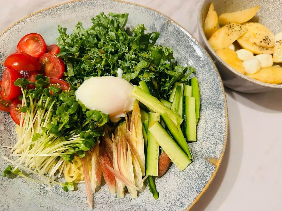 内田嶺衣奈さんのインスタグラム写真 - (内田嶺衣奈Instagram)「🌻  最近の夏ご飯🍽️  つくるのも食べるのも大好き🥰 久々にまとめてみました✨  暑さで食欲が落ちる日は献立に悩みがち…🤨 今回はなんとなく一言コメントを☺️  ①煮浸しと枝豆🫛 インスタにも何度も書いていますが煮浸しが好き過ぎてよくつくっています🥺 どんな野菜でも合うのが最高…🤤 中でも最近のヒットは小松菜！ この日の枝豆はにんにくと青唐辛子で炒めてピリ辛に。食欲増進。  ②冷やしうどん えびとナスと大根おろしの相性抜群🥺 我が家は食欲のない日はうどんか素麺になりがちです😗！  ③海鮮丼🐟としじみのお味噌汁 カツオとサーモンを漬けにしてみたのですが 食感も変わってアクセントに🙆‍♀️！  ④冷やし中華🎐 始めてます🥰 この日は冷蔵庫にあった野菜を盛り盛りに…笑  ⑤水茄子 今が旬の水茄子🥺大好きです♡ 薬味たっぷりで、この日は軽く塩、レモン汁と白だしでサッパリと！  ⑥中華風サラダ お刺身を紹興酒・醤油に漬け込んで。 苦手でなければ、パクチーとジャバン海苔と一緒に！ ジャバン海苔、何にかけても美味しい…🥳 お役立ちアイテム！  ⑦パワーサラダ とりあえず野菜がたくさんとりたい！という時に。 オリーブオイル塩胡椒レモン汁で食べるのが1番好き！なのですが、最近辛いにんにくソースにハマって、プラスしてちょこちょこかけてます🧄  ⑧サラダパプリカ🥗 こちらも今が旬。 生で食べられるパプリカにハマってます！甘味が強い☺️ この日は半熟卵と揚げごぼうを一緒に。 揚げごぼうちょっと目を離した隙にすぐ焦げたので次は目を離さない…😭  ⑨鰻丼 ふるさと納税にてゲットした鰻😋 ごちそう感が♡  ⑩出汁をかけてひつまぶしに…💕 わさびと実山椒がとてもいい味出してました🥹💕  私はよくインスタを参考にメニューを決めているので、 誰かのいつかの献立のお役に立てたら幸せです☺️🫶  #夏ご飯 #備忘録 #趣味 #兼 #リフレッシュ  写真がうまくあげられず、あげ直しました🙏💦」7月26日 17時21分 - reina.uchida