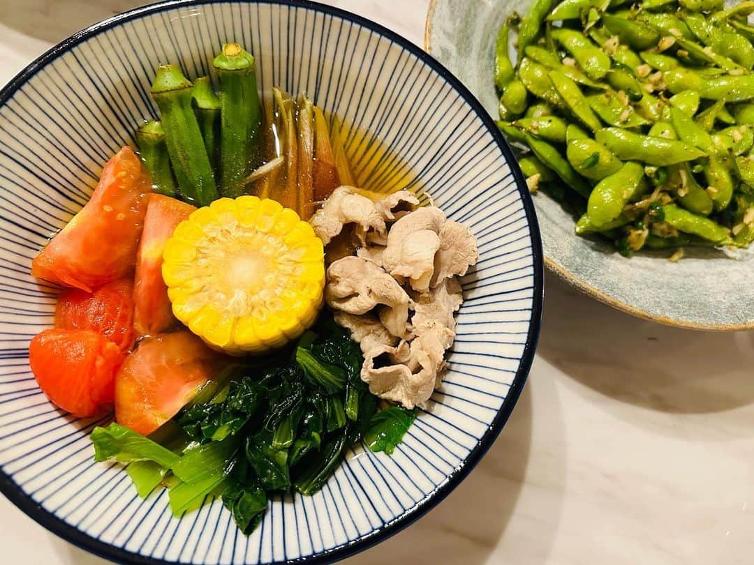 内田嶺衣奈のインスタグラム：「🌻  最近の夏ご飯🍽️  つくるのも食べるのも大好き🥰 久々にまとめてみました✨  暑さで食欲が落ちる日は献立に悩みがち…🤨 今回はなんとなく一言コメントを☺️  ①煮浸しと枝豆🫛 インスタにも何度も書いていますが煮浸しが好き過ぎてよくつくっています🥺 どんな野菜でも合うのが最高…🤤 中でも最近のヒットは小松菜！ この日の枝豆はにんにくと青唐辛子で炒めてピリ辛に。食欲増進。  ②冷やしうどん えびとナスと大根おろしの相性抜群🥺 我が家は食欲のない日はうどんか素麺になりがちです😗！  ③海鮮丼🐟としじみのお味噌汁 カツオとサーモンを漬けにしてみたのですが 食感も変わってアクセントに🙆‍♀️！  ④冷やし中華🎐 始めてます🥰 この日は冷蔵庫にあった野菜を盛り盛りに…笑  ⑤水茄子 今が旬の水茄子🥺大好きです♡ 薬味たっぷりで、この日は軽く塩、レモン汁と白だしでサッパリと！  ⑥中華風サラダ お刺身を紹興酒・醤油に漬け込んで。 苦手でなければ、パクチーとジャバン海苔と一緒に！ ジャバン海苔、何にかけても美味しい…🥳 お役立ちアイテム！  ⑦パワーサラダ とりあえず野菜がたくさんとりたい！という時に。 オリーブオイル塩胡椒レモン汁で食べるのが1番好き！なのですが、最近辛いにんにくソースにハマって、プラスしてちょこちょこかけてます🧄  ⑧サラダパプリカ🥗 こちらも今が旬。 生で食べられるパプリカにハマってます！甘味が強い☺️ この日は半熟卵と揚げごぼうを一緒に。 揚げごぼうちょっと目を離した隙にすぐ焦げたので次は目を離さない…😭  ⑨鰻丼 ふるさと納税にてゲットした鰻😋 ごちそう感が♡  ⑩出汁をかけてひつまぶしに…💕 わさびと実山椒がとてもいい味出してました🥹💕  私はよくインスタを参考にメニューを決めているので、 誰かのいつかの献立のお役に立てたら幸せです☺️🫶  #夏ご飯 #備忘録 #趣味 #兼 #リフレッシュ  写真がうまくあげられず、あげ直しました🙏💦」