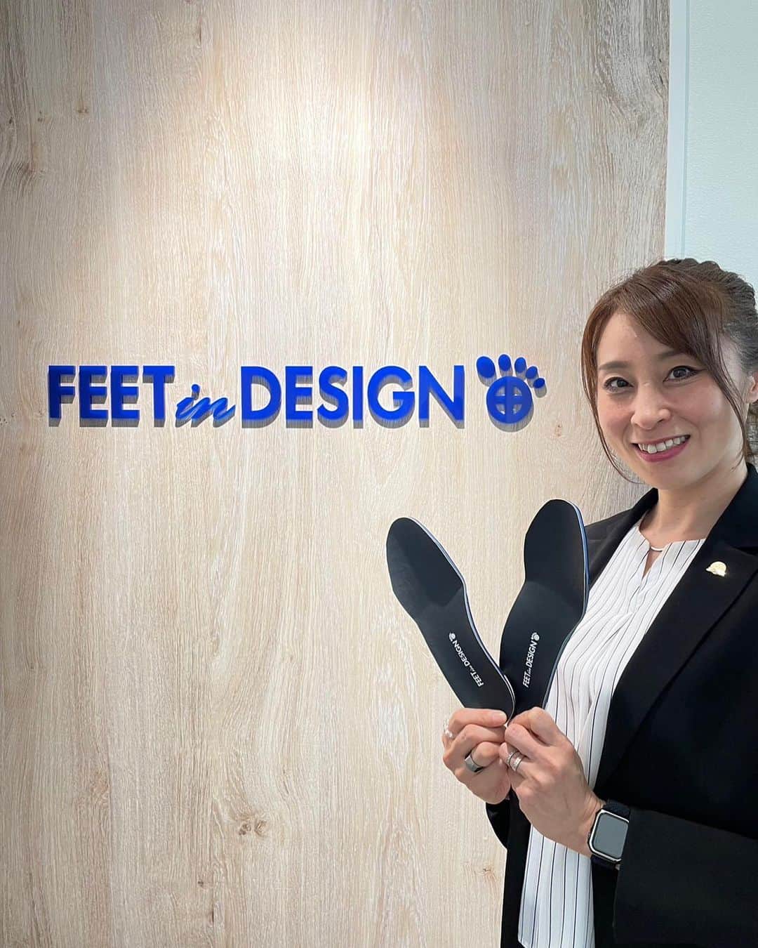 姫路麗のインスタグラム：「2012年から使用しているインソールのフィートインデザインさんへ、再計測にうかがいました。  投球中に足の裏がつることがなくなり、フィニッシュの軸足のブレが減り外反母趾の痛みも完全に消えて、この11年間怪我や故障なくプレーできているのはインソールこおかげと感謝してます。  致し方なくインソールをつけられない靴を履くシーンでは、すぐ足の裏がつったり外反母趾が痛くなるので効果は歴然、私にとって無くてはならないフィートインデザインさんのインソールと共に、これからも挑戦し続けたいと思います！  #フィートインデザイン #インソール #ボウリング #プロボウラー #スポーツ #健康」