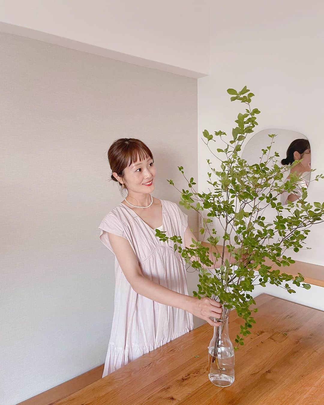 Kikuno Sayumiさんのインスタグラム写真 - (Kikuno SayumiInstagram)「#ドウダンツツジのある暮らし 🍃 @flowr_is でお花は頼んだことあるんやけど今回は初の枝物にしてみた🫶 ・ これは長めのドウダンツツジ このボリューム感でお値段¥3,300（税込・送料無料）❗️ 店頭価格だと¥4,000くらいするみたい💡枝物って何日も楽しめていいね♡ ・ いくつかの花器に分けて飾れて◎ #ロスレスブーケ という、市場で新鮮な花を限定数仕入れて売り切ることで廃棄0にするという取り組みも素敵〜✨ ・ flowerっていうアプリを取って選ぶだけで簡単✨10％オフになるクーポン“8H57 ”良かったら使ってみてね😍 ・ ・ #ファッション#コーデ#fashion#ママ#ママコーデ#プチプラコーデ#大人カジュアル#ヘアアレンジ#大人可愛い#シンプルコーデ#158cmコーデ #mamagirl#ママリ#ママリファッション#lucrajp#親子リンクコーデ#ヘアアレンジ#カジュアルコーデ#オトナカジュアル#レディースファッション#着回しコーデ #ブーケショットチャレンジ」7月26日 17時33分 - sayumikikuno