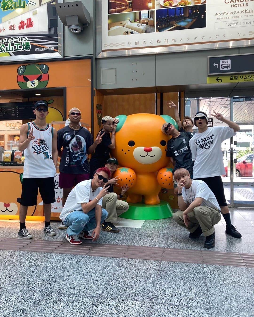 後藤慶太郎さんのインスタグラム写真 - (後藤慶太郎Instagram)「レイザーズin宇和島  愛媛県宇和島市は俺が育った故郷！そこでレイザーズとしてパフォーマンスできた事に本当に感謝です  ガイヤカーニバル、WS、パフィオLIVE、伊達フェス、これでもかってくらいいろんな人の前で踊りました！サポートしてくださった関係者様、本当に本当にありがとうございました！みなさんがいなくてはこのような経験はできなかった、、  前をみれば家族、友達、親戚、友達のお母さん、お父さん、おばあちゃん、おじいちゃん、妹や弟、姉兄など、本当にどこみても知り合いがいるとゆう状況で、ただただ嬉しかった！俺がこの土地でダンスに出会わなければこうして地元で踊る事もなかったし、俺はこの宇和島に生まれ育った事を本当に誇りに思ってます！だからこそ東京や世界で今戦えとる、逆にみんなの笑顔や元気な姿をみて本当にパワーをもらった！俺が与えるはずなのにw言葉じゃあらわせないなんとゆうか本当にHAPPYでした  もっともっとがんばるけんみんなも夢に向かって突き進んで自分の信じる道にガムシャラにね！！年齢や性別、場所なんて関係ない！！俺はたまたまダンスやったけど、みんなが好きでやりたい事を🔥俺もまだまだこれから、初心忘るべからずで頑張ります！そして家族ともゆっくりでき、ご先祖様にもご挨拶できました！本当に山と海に囲まれたこの街が大好きです！！  とあるおばあちゃんが、何年も前に俺を愛媛のテレビでみて、今回ガイヤにでるってのを聞いてわざわざ会いにきてくれた、次の日のライブもみにきてくれた、私88歳なの、生きとる間に1度だけでも会いたくってねっと、、次もまたすぐ帰ってくるけん元気でおってよ！また必ずすぐ会おうね！って伝えた、俺のじいちゃんばぁちゃんもその辺りの年齢で、こうやって子供から大人、幅広い年齢層のかたにも応援してもらってる事を改めて実感して感動しました、いろんな人が地元から応援してくれとる事を実感してなんともゆえない、胸がいっぱいです、本当にありがとう、そしてこれからもみんな頑張っていきましょう！宇和島に応援にきてくれたRAYZのみんなもありがとうね😭  宇和島最高！！みんな元気でおってよ💪また帰るけんね🤝」7月26日 17時26分 - goto_ktr