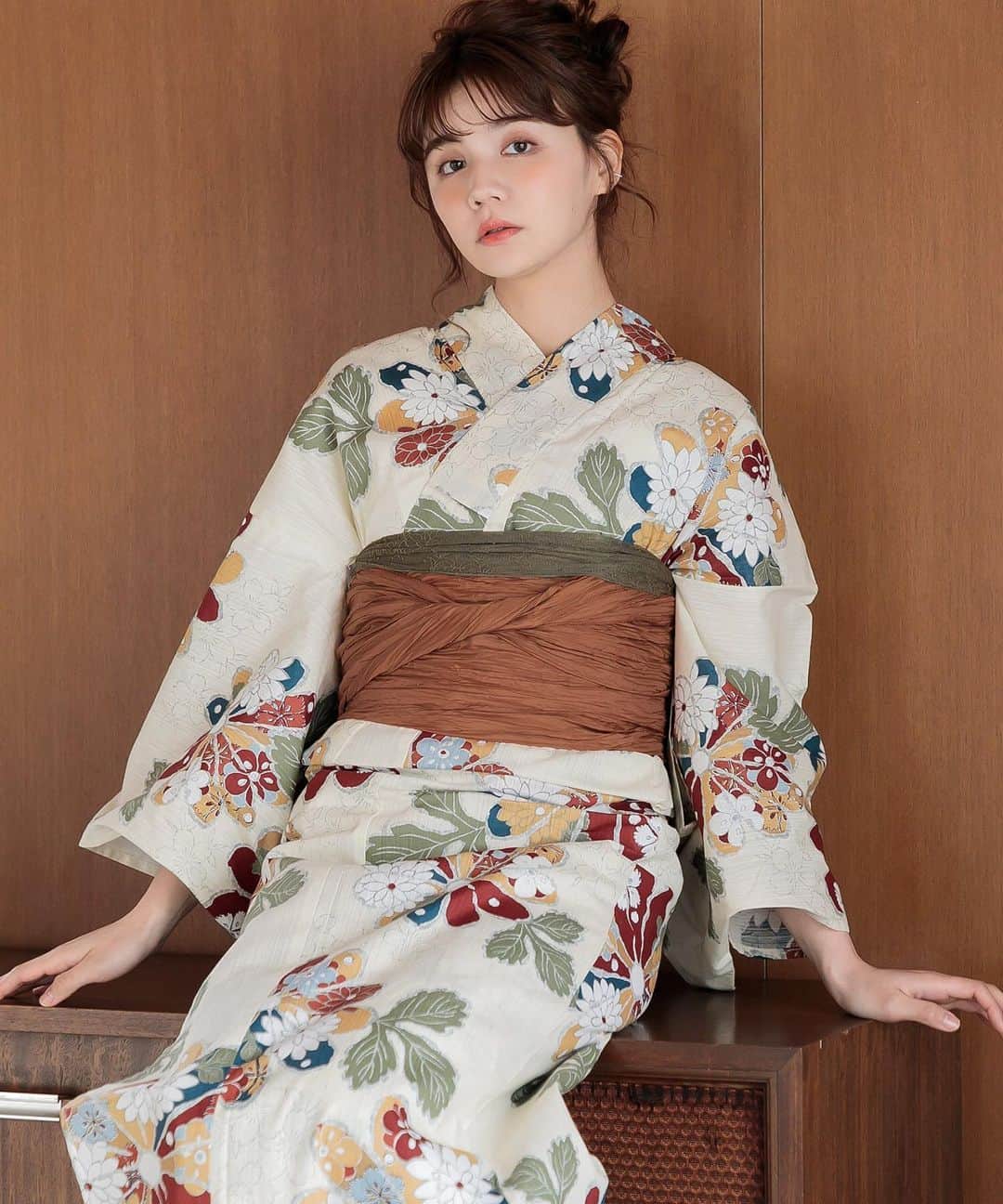 Ditaのインスタグラム：「✧ 7/26 本日の再入荷情報 ✧  本日も人気柄が入荷予定ですっ🤭  白地や明るい地の浴衣を着る方、 本日再販する”呉服用の肌着”の着用 をお勧めいたします..🙇‍♂️✨  すぐに完売してしまうので、 お気に入りを見つけたらお早めにどうぞ🥰  dl-kimubc93	2.朱風の花重ね dl-kimubc108	花鳥風月 dl-kimuky	1.はんなり向日葵しらべ dl-kimubc14	1.古典菊 dl-1kidsyukata	3.夏色の花重ね(kids) dl-2018wako3　冷感肌着 dl-322-431　着付け小物４点セット dl-wkkinchaku　レース巾着(Navy) ※(Ivory,Beigeは7/27入荷予定です。)  etc..♡  販売は18時前後を予定しております。  ※入荷内容・日程は予告無く変更となる場合がございます。 ※本日ご紹介する再入荷商品の販売店は、 Dita OFFICIAL・Dita楽天・Dita Yahoo となります。 ※ZOZOTOWN店とは管理している在庫が異なります。 ※残り数量わずかの商品にご注文が殺到した場合、決済システムの都合上 在庫数以上にご注文が完了してしまうケースがございます。 その際は後日Ditaカスタマーサポートよりご連絡させていただきます。 まことに申し訳ございませんが、なにとぞご了承ください。  浴衣の商品一覧は インスタTOPページのURLからご確認頂けます🕊✨  🐋checkˊ˗ #ditayukata  ＿＿＿＿＿＿＿＿＿＿＿＿＿＿＿＿＿＿  🫧 Dita 2023 Season concept《 花鳥風月 》🕊 美しい景色や花をDitaらしさの中に取り込み、 たくさんのお客様に ”花 鳥 風 月” を楽しんで頂きたいという 想いがつまった浴衣です。  ”心ときめく夏映え浴衣” が見つかりますように🥰  ＿＿＿＿＿＿＿＿＿＿＿＿＿＿＿＿＿＿ ⁡  ☑ 1人で着られる5点セット ☑ (株)和歌山染工 で染め上げた上質な仕上がり。 ☑ 大人とお揃い👶Kidsも登場 ⁡ 早くも、たくさんのご予約をいただき ありがとうございます💫  ”心ときめく夏映え浴衣” を是非探してみてくださいね🕊  ＿＿＿＿＿＿＿＿＿＿＿＿＿＿＿＿＿＿  #浴衣 #fashion #hairmake #hair #japan #summe #ヘア #和服 #ゆかた #yukata #夏 #shooting #可愛い #ootd #kawaii #model #和 #着物 #大人可愛い #京都 #tokyo #ニュアンスカラー #浴衣ヘアアレンジ #花 #デート #浴衣女子　#花火大会」