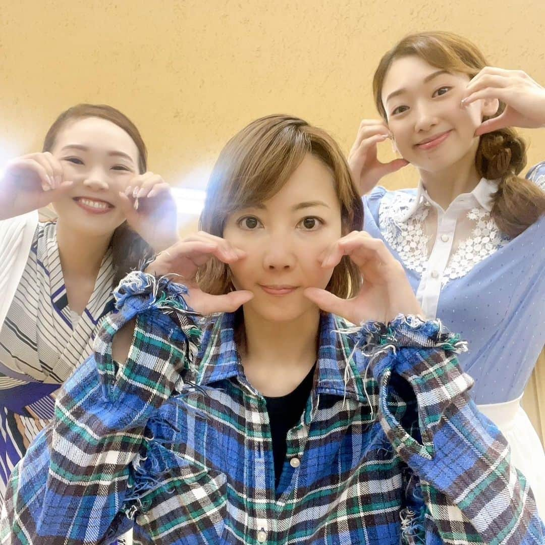 音波みのりさんのインスタグラム写真 - (音波みのりInstagram)「. 遂に本日より  REON YUZUKI DINNER SHOW 「REON MUST GO ON！-24karats-」  のお稽古始まりました♪  本当に現役時代から 太陽の様な方で お稽古場入って来た瞬間から 華やぐ空気感に包まれました🌟  ちえさんだぁーーーー❤️❤️❤️  ちえさんやスタッフの先生方と選ばれた 懐かしい楽曲に うるうる🥹しながら 幸せ空間…  お客様にも その幸せ空間をお届けすべく 本番まで頑張ります❣️  #柚希礼音 さん #夢妃杏瑠 さん #音波みのり  #ちえさん #ディナーショー #やっぱり #本日のコーデ #自然と #ブルー #星カラー #スタッフの先生方も #星カラー #日々前進 #燃える星組パワー🔥」7月26日 17時29分 - minoriotohaofficial.2022