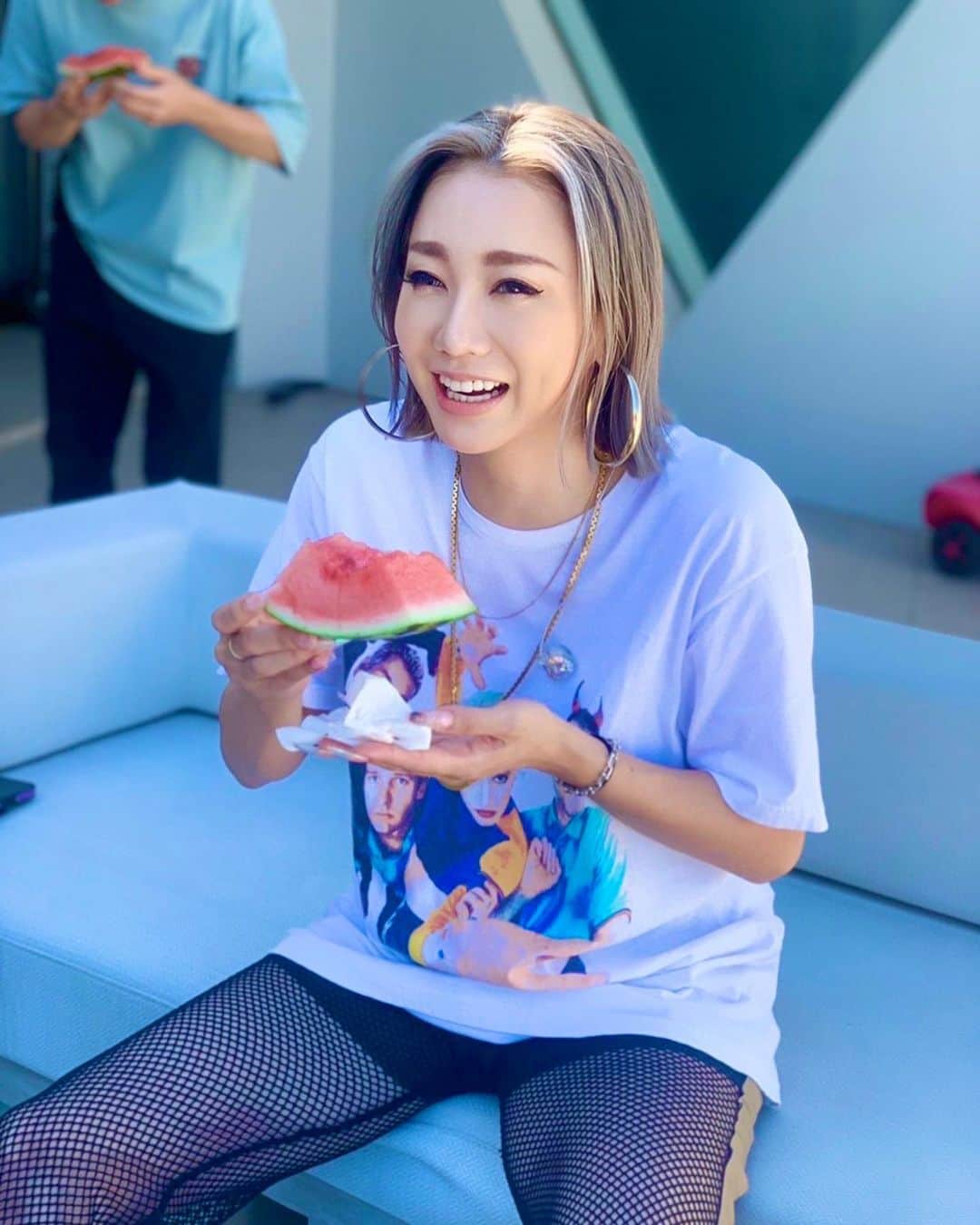 倖田來未のインスタグラム：「. ライブ最終確認番外編 monsteR👾リハーサル終わり みんなでスイカ🍉食べて、 倖田サマーランド〜ホースからの水浴び笑 でしたー！ ⁡ 涼んだ後、 angeLリハーサル！ ⁡ 楽しくお送りしました🌊 ⁡ #KODATOUR23 #kodakumi #倖田來未」
