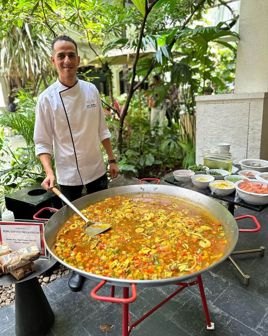 ベリッシモ・フランチェスコさんのインスタグラム写真 - (ベリッシモ・フランチェスコInstagram)「It's nice once in a while! Oyster, Lobster, Peking duck, Risotto and Champagne🥂🦪  たまには良いよね！オイスター、ロブスター、北京ダック、リゾット等とシャンパンを沢山頂きました！ご馳走様です😋 Ogni tanto ci vuole!! Ostriche, Astici, Anatre alla Pechinese, Risottini Acquerello a go go e fiumi di Champagnino😂 #ベリッシモ #料理研究家 #francescobellissimo #chef #tvchef #anantarasiambangkok #cafewolseley #sundaybrunch #oysters #lobster #pekingduck #paella #risotto #champagne #luxurylifestyle #luxurylife #ラグジュアリー #バンコク #タイ #thailand #vitamondana #mesfonno #グルメ #バンコクグルメ #アナンタラサイアムバンコクホテル #lifestyle #お洒落 #料理研究家ベリッシモ #enjoylife #enjoy」7月26日 17時30分 - bellissimoyoshi