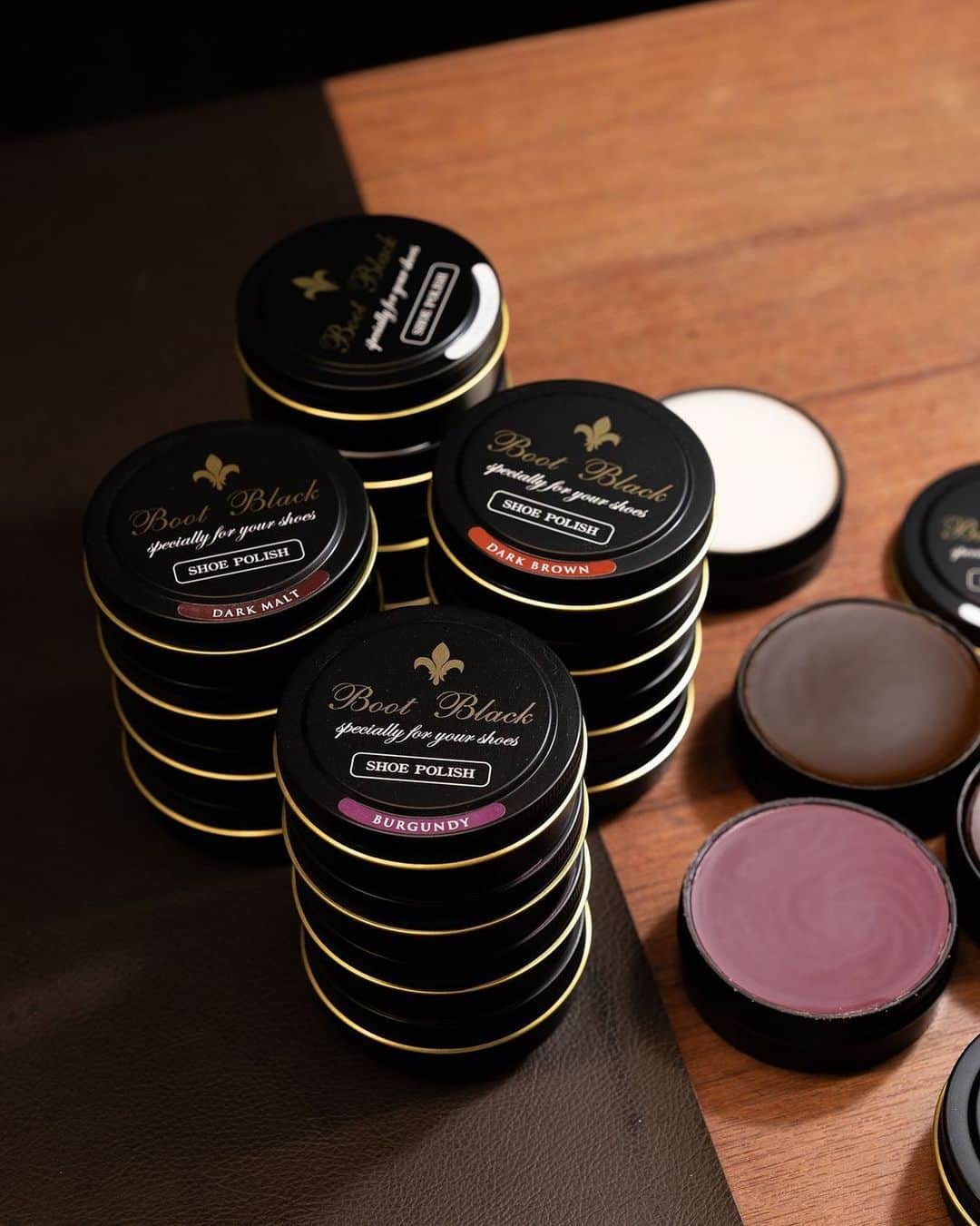 bootblack_officialのインスタグラム：「Boot Black Shoe Polish ⚜️ An oil based polish for when you want to add luster. Creates robust water repelling on the leather surface. Photo by : @reshthailand 🇹🇭  #bootblackshoeshine#bootblackshoecare#highshine#shoecare#shoeshine#shoepolish#shoegazing#shoestagram#leathershoes#madeinjapan#japanmade#japan#bangkok#thailand#classicshoes#dressshoes#shoegram#mirrorshine#shoeaddiction#shoeaddict」