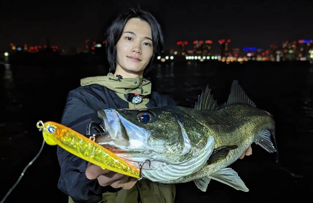 外山将平さんのインスタグラム写真 - (外山将平Instagram)「スネコン130TG発売前のカラーテスト釣行にて🐟　　　　　　　　　　　　　　 　　　　　 流れで釣るなら､スネコンをゆらゆらと漂わすように流していく。　　　　　　　　 オープンエリアならゆっくりただ巻きのリトリーブ。先ずはこれだけで大丈夫です！　　　　　　　　　　　　　　　 　　　　　　　　　　 このカラーはデイ､ナイト 両方で使用可能。好きなカラー､ルアーで好きな魚を釣って欲しいです😁 　　　　　　　　　　　　　　　　　　　　 　　　　　　　　　　　　　　　　　　　　 #BlueBlue #アングラーズマイスター　　　　　　　　　　　　　　　　　　　　　　　　　　　　　　　 #スネコン130TG #スネコン　　　　　　　　　　　　　　　　　　　　　　　　　　　　　　　 #イエロータビークリア　　　　　　　　　　　　　　　　　 #钓鱼 #每日穿搭 #시바스 #농어　　　　　　　　 　　　　　　　　　　　　　　　　　　　 　　　　　　　　　　　　　　　　　　　　　　　　　　　　　　　　　　　　　　　　　　　  ◆釣りにかかわらず､出たゴミは持ち帰りましょう！ 一人一人の意識で自然は守れます。 釣り場､自然を大切に🐟　　　　　　　　　　　　　　　　  ◆キャスト時は必ず後方確認をして ルアーや針が歩行者､同行者に当たらないようにしましょう。　　　　 　　　　　　　　　　　　　　　　　　　　　　　　　　　　　　 ◆釣り際はライフジャケット着用をお願い致します。　　　　　　　 命を守りましょう！　　　　　　　　　　　　 　　　　　　　　　　　　　　　　　　　　　 ◆YouTube⇩(始めました！チャンネル登録お願いします！) https://youtube.com/channel/UC07x3DbJCNv_gAFvAjaWQMQ　　　　　　　 　　　　　　　　　　　　　　　　　　　　　  ◆アングラーズ↓🎣 外山将平 https://anglers.jp/users/530231 こちらもチェックお願い致します🐟　　　　　　　  ◆Twitter↓ https://mobile.twitter.com/syohei_1108 こちらもフォロー宜しくお願い致します！🙇‍♂　　　　　 　　　　　　　　　　　　　　　　　　　　　　　　　　　　　　　　　　　　　　　　　　　　　　　　　　　　　　　　　　　　　　　　　　 　　　　　　　　　　　　　　　　　　　　　　　　　　　　 #今日の外山 #俳優 #外山将平  #釣り好きな人と繋がりたい #釣りスタグラム #シーバス #東京湾奥 #釣りの成長記録 #釣りで人生を豊かに  #fishing #lure #bass #fish #fishinglife #bigfish  #instafish  #bassfishing #seabass」7月26日 17時31分 - syohei_toyama