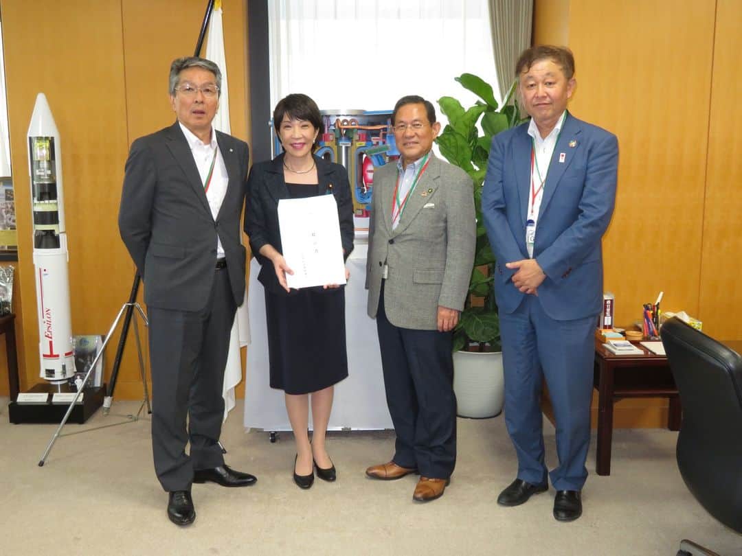 高市早苗のインスタグラム：「7月26日 大和郡山市長、三郷町長、天川村長より要望書拝受」