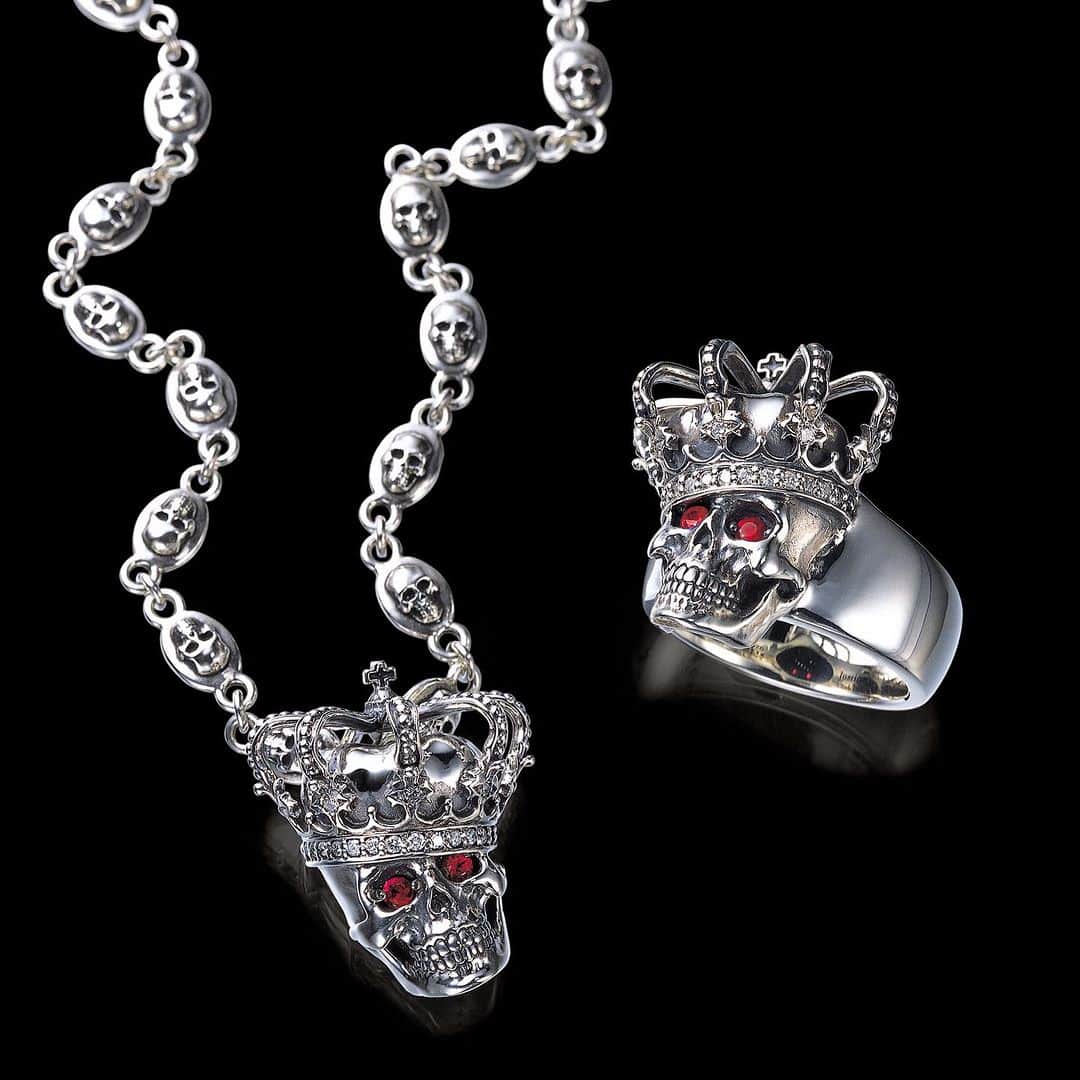 ジャスティンデイビスのインスタグラム：「⠀ ESSENTIAL SKULL Ring & Pendant   #justindavis #ジャスティンデイビス #spj155 #srj155 #skullring ※チェーン参考商品」