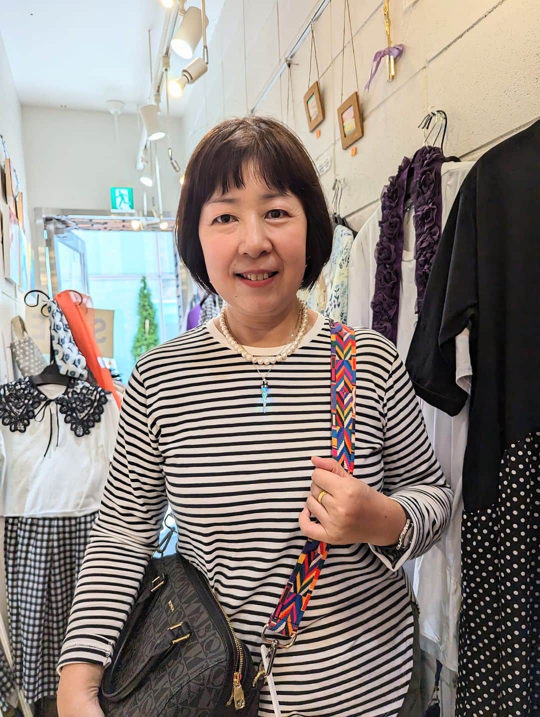 平井富子のインスタグラム：「シンガポールからJaneさんがアンシャンテに。  日本は、何度も来ていてお気に入り。 メディア関連の仕事で、ライターも、、 シンガポールでゴルフしたことがあり、シンガポールトークで盛り上がり〜  色が変化するLEDネックレスを気に入って頂きました。可愛い〜  日本に来た時は、是非お立ち寄り下さい〜」