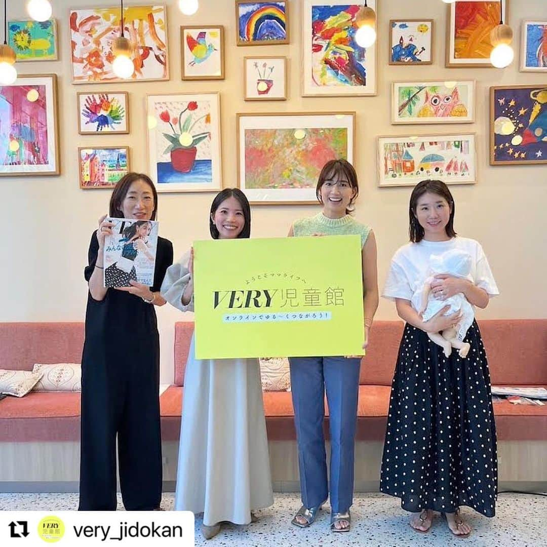 東原亜希さんのインスタグラム写真 - (東原亜希Instagram)「なんともう32回😳 コロナ禍で児童館に行けない乳幼児ママたちのために立ち上がったベリー児童館。毎月タメになる情報盛りだくさんです!暑くて外に出れない赤ちゃんがいるご家庭の皆さん、よろしければまたご参加ください♡♡♡  今回場所をお借りした日本財団母乳バンク @milkbank_official.jp のみなさんの活動をお伺いして感銘を受けました。みんなで支え合って宝である子どもたちが元気にすくすく成長してくれますように⭐️素晴らしい活動をされているのでよろしければ是非調べてみてください!よろしくお願いします🥹🫶  #Repost @very_jidokan with @use.repost ・・・ 第32回VERY児童館にご参加いただきありがとうございました！✨  今回のテーマは「モンテッソーリの先生に聞く、夏のおうち遊び」🎐 VERYモデルであり、VERY児童館副館長の東原亜希さん、国際モンテッソーリ教師の資格をお持ちのあきえ先生をゲストに、Zoomで助産師の竹崎澪さんにもご出演いただき、0〜1歳の赤ちゃんとおうちで手軽にできる、モンテッソーリの遊びについて教えていただきました👶  そして今回は、超早産児や極低出生体重児の赤ちゃんにドナーミルクを提供する活動をされている「日本財団母乳バンク」さんから配信！VERY児童館もその活動がとても素敵だと思い、みなさんにも知っていただきたく、あたたかい絵が飾ってある優しい雰囲気の会場からお届けしました😊  「モンテッソーリの遊びは、子どもをよく観察して、子どもの欲求を満たしていくことなんです」と、あきえ先生。モンテッソーリの考えを元にした「おうち遊び」を、デモンストレーションを交えながら紹介してもらいました。 ルームツアーや、簡単な水遊び、鏡の活用法など、どれも家にあるものですぐに取り入れられそうな遊びばかり✨詳しくは後日ウェブ記事をご覧ください！  　最後は、亜希ちゃんから頑張るママたちへのメッセージも。「子どもっていつかは社会にかえっていく、子育て中の今は社会から預かっているという感覚を持って、つかず離れずの距離を大事にしてます」という子どもの自立についてのコメントには、共感の声が集まりました！💕  盛りだくさんの内容で1時間があっという間だった今回。プレゼントつき事後アンケートのご回答をお待ちしております🎁  次回、8月のVERY児童館のテーマは「ママの睡眠・赤ちゃんの睡眠」を予定しています。 ぜひ、育休中のお友達も誘って参加していただけたらうれしいです！✨✨  #VERY児童館 #モンテッソーリ #おうち遊び」7月26日 17時40分 - akihigashihara