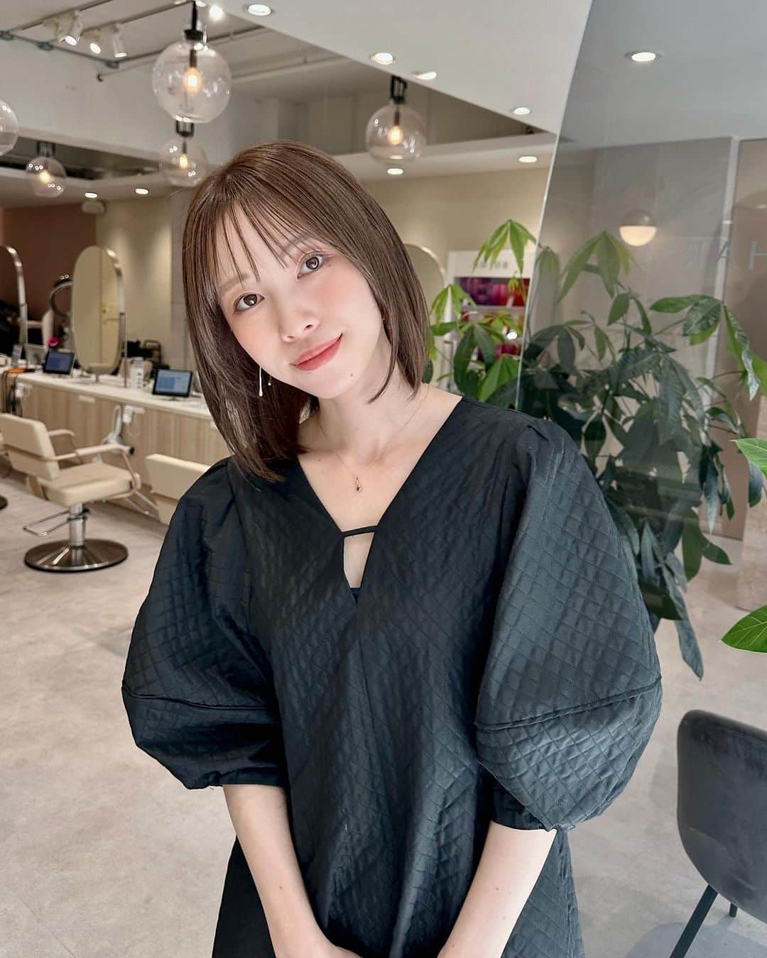 藤原望未のインスタグラム：「ヘアカラー✨️  今回はトーンダウンして、 落ち着いた色にしました🥰  めちゃくちゃ清楚になったよね？😂  アッシュ系の色味でお願いしたら こんな素敵に☺️🫶  髪も伸びてきたから落ち着いた色の方が合うかな〜と思ってる🫣  ハイライトは健在なので透明感のある カラーでお気に入りだ✌️  担当： @ms.charm_yamamoto    #ヘアカラー  #ヘアカラーアッシュ  #アッシュカラー  #ボブヘア  #ショートヘア  #ヘアスタイル  #青山美容室  #外苑前美容室」