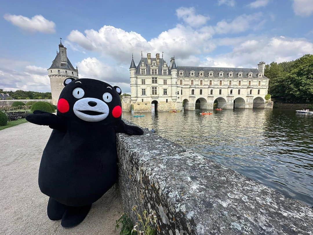 くまモン隊【official】のインスタグラム：「. 先日、4年ぶりの フランス🇫🇷でのお仕事に 行ってきました☺️❣️  今回もたくさんの歴史を 学ばせてもらったくまモン📝 こちらの様子は後日YouTubeに アップ予定です！！！！！  どうぞお楽しみに〜🐻🥐🥖  【KumamonTV】 https://youtube.com/@KumamonTV  【KUMAMON Global Official】 https://youtube.com/@KUMAMONGlobalOfficial  #フランス#France#🇫🇷 #くまモン #kumamon #熊本熊」