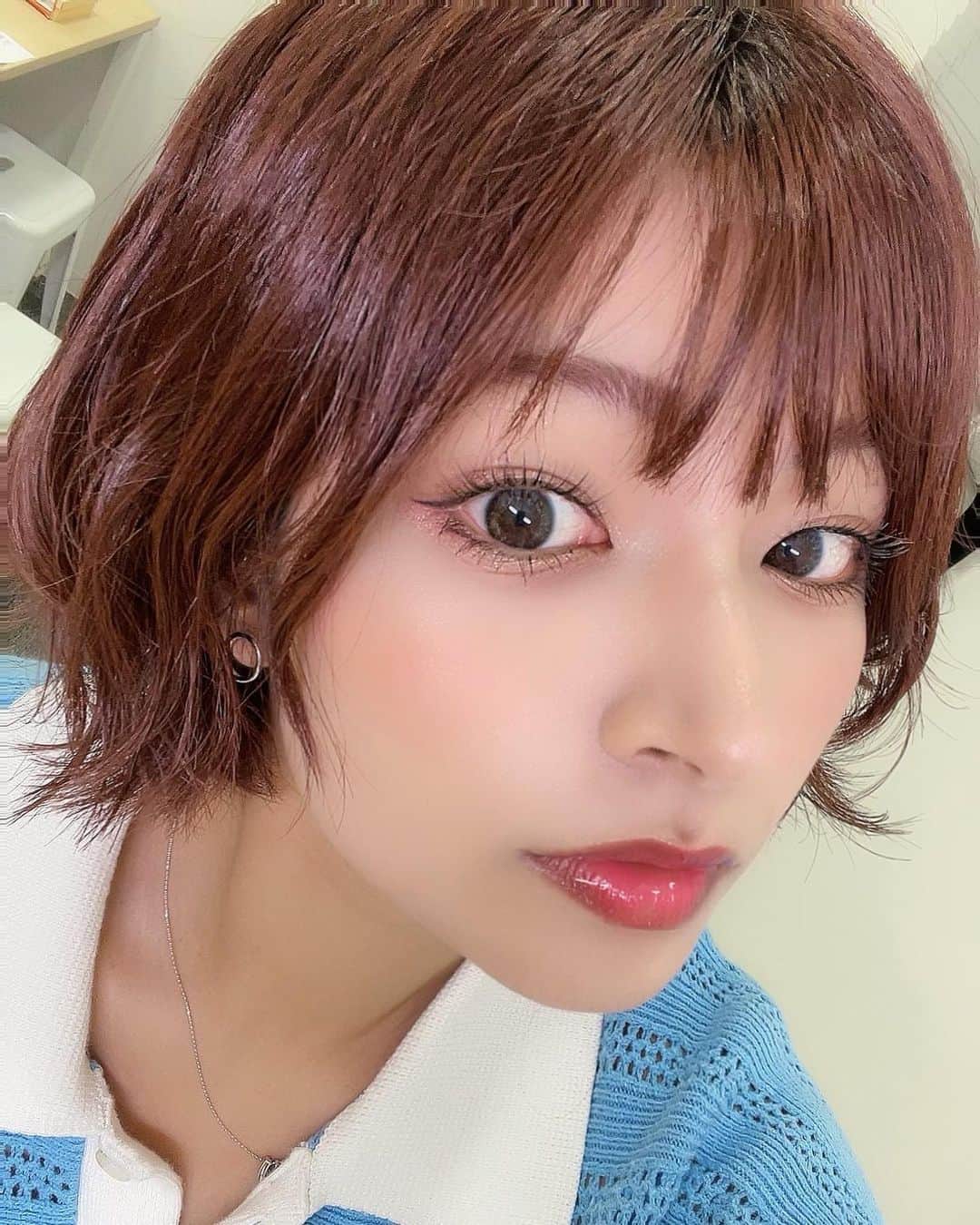 のインスタグラム：「🤍  上のまつ毛ノーメイク マスカラなくてもぱっちり🙆‍♀️  渋谷駅近くにある @lecheriss._eye さんで パリジェンヌラッシュリフトをしてきました！  私は根本から立ち上げて目尻だけ流すようにオーダーしてます🌻  藤井はまつ毛がしっかり自立しているので()パーマ派ですが まつエクも得意としているサロン🫶  まつ毛があがると気分も上がる🥹 このままルンルンでお仕事にいきました〜！  この日はノーマスカラでしたが、メイクが好きなのでばっちりメイクするときのマスカラのノリも良さを実感するのもとっても楽しみです😚💓  カール具合や仕上がりデザインも 希望通りに 仕上げてくれる @_kaedefukuda_ ちゃん いつもありがとうございます🫶  @lecheriss._eye  電話 03-6770-3043 住所 東京都渋谷区桜丘町１７－１０ MCDビル３Ｆ 営業時間	11：00～22：00(最終受付21：00）  #パリジェンヌラッシュリフト #まつ毛パーマ #夏メイク #藤井マリー」
