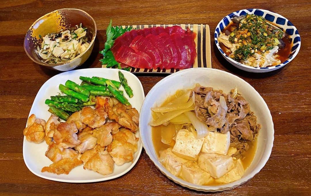 のインスタグラム：「🍚 鶏肉とアスパラ焼き 肉豆腐 ナスとえのきの香味野菜タレかけ まぐろのお刺身 もやしとエリンギのしそ塩昆布和え  #献立」