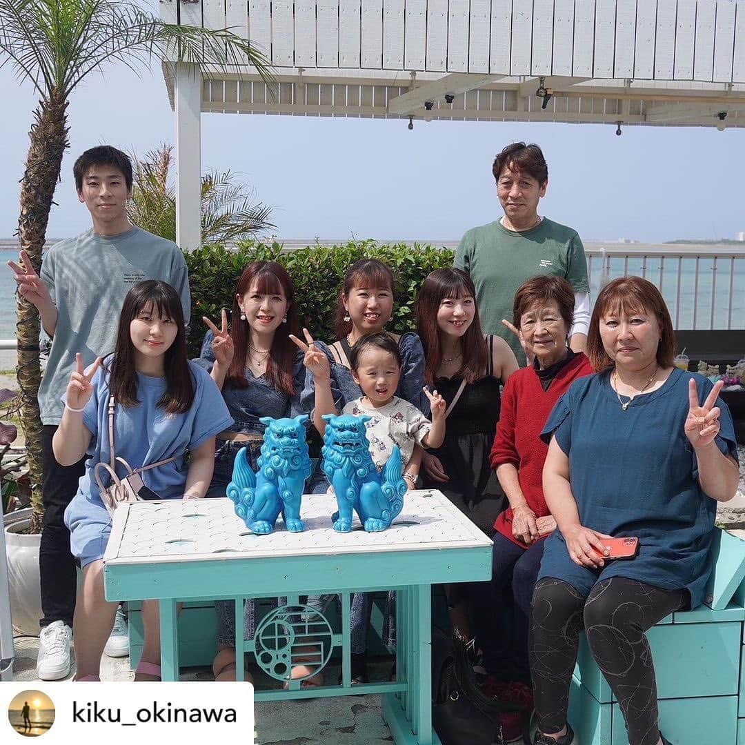 Tomoyo Umezawaさんのインスタグラム写真 - (Tomoyo UmezawaInstagram)「Posted @kiku_okinawa 🦍 現在40件近く予約いただいてる 大人気の琉球ブルーシーサ一！！  職人さんが一つ一つ丁寧に手作りで作っているため、 入荷数が限られておりまして、 今の時点で1ヶ月、長いと2ヶ月お待ちいただいてる状況です！  はじめは、自分たちのお店の幸せを呼ぶシンボルとしてお店に置いていたのですが、  このシーサーはどこで買えるんですか？という 問い合わせが多く、 職人さんとお話しさせて頂き、 販売させて頂けるようになりました！  飲食店オーナーとして、 貴重な沖縄旅行の中の、 食事は、もちろんなのですが、 お家に帰った後も、 楽しかった思い出を琉球ブルーシーサーをみて思い出してもらい、毎日の活力にしてもらえたら！という想いがあります！  連日InstagramのDM、お電話、 店舗と 多方面からご予約頂いておりますので、 ご興味ある方はお早めのご予約を おすすめしております★  #シーサー#ブルーシーサー#プレゼント#琉球ブルー #お土産#沖縄土産#沖縄南部 #沖縄南部カフェ#沖縄カフェ#沖縄グルメ #海の見えるカフェ #ウミカジテラス#瀬長島#瀬長島ウミカジテラス #力フェ#沖縄旅行#沖縄 #青好き#青好きな人と繋がりたい #okinawamiyage #𝗆𝗄𝖼𝖺𝖿𝖾#𝗈𝗄𝗂𝗇𝖺𝗐𝖺 #𝗎𝗆𝗂𝗄𝖺𝗃𝗂𝗍𝖾𝗋𝗋𝖺𝖼𝖾」7月26日 17時49分 - _umetomo_