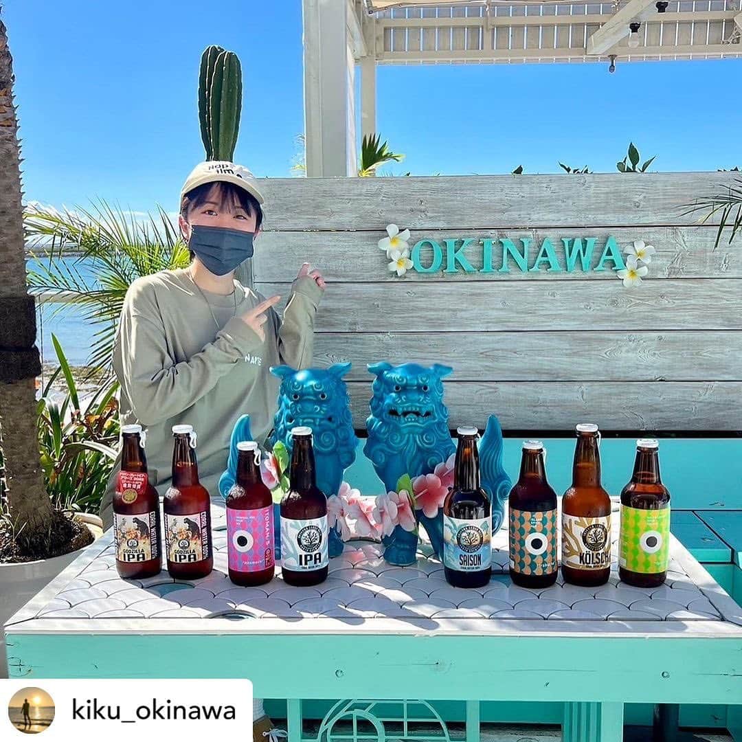 Tomoyo Umezawaさんのインスタグラム写真 - (Tomoyo UmezawaInstagram)「Posted @kiku_okinawa 🦍 現在40件近く予約いただいてる 大人気の琉球ブルーシーサ一！！  職人さんが一つ一つ丁寧に手作りで作っているため、 入荷数が限られておりまして、 今の時点で1ヶ月、長いと2ヶ月お待ちいただいてる状況です！  はじめは、自分たちのお店の幸せを呼ぶシンボルとしてお店に置いていたのですが、  このシーサーはどこで買えるんですか？という 問い合わせが多く、 職人さんとお話しさせて頂き、 販売させて頂けるようになりました！  飲食店オーナーとして、 貴重な沖縄旅行の中の、 食事は、もちろんなのですが、 お家に帰った後も、 楽しかった思い出を琉球ブルーシーサーをみて思い出してもらい、毎日の活力にしてもらえたら！という想いがあります！  連日InstagramのDM、お電話、 店舗と 多方面からご予約頂いておりますので、 ご興味ある方はお早めのご予約を おすすめしております★  #シーサー#ブルーシーサー#プレゼント#琉球ブルー #お土産#沖縄土産#沖縄南部 #沖縄南部カフェ#沖縄カフェ#沖縄グルメ #海の見えるカフェ #ウミカジテラス#瀬長島#瀬長島ウミカジテラス #力フェ#沖縄旅行#沖縄 #青好き#青好きな人と繋がりたい #okinawamiyage #𝗆𝗄𝖼𝖺𝖿𝖾#𝗈𝗄𝗂𝗇𝖺𝗐𝖺 #𝗎𝗆𝗂𝗄𝖺𝗃𝗂𝗍𝖾𝗋𝗋𝖺𝖼𝖾」7月26日 17時49分 - _umetomo_