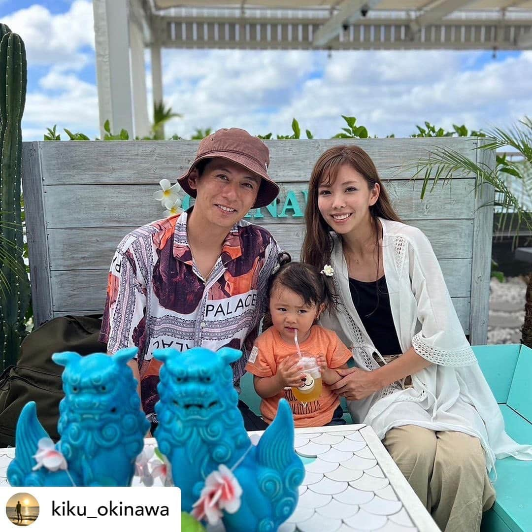 Tomoyo Umezawaさんのインスタグラム写真 - (Tomoyo UmezawaInstagram)「Posted @kiku_okinawa 🦍 現在40件近く予約いただいてる 大人気の琉球ブルーシーサ一！！  職人さんが一つ一つ丁寧に手作りで作っているため、 入荷数が限られておりまして、 今の時点で1ヶ月、長いと2ヶ月お待ちいただいてる状況です！  はじめは、自分たちのお店の幸せを呼ぶシンボルとしてお店に置いていたのですが、  このシーサーはどこで買えるんですか？という 問い合わせが多く、 職人さんとお話しさせて頂き、 販売させて頂けるようになりました！  飲食店オーナーとして、 貴重な沖縄旅行の中の、 食事は、もちろんなのですが、 お家に帰った後も、 楽しかった思い出を琉球ブルーシーサーをみて思い出してもらい、毎日の活力にしてもらえたら！という想いがあります！  連日InstagramのDM、お電話、 店舗と 多方面からご予約頂いておりますので、 ご興味ある方はお早めのご予約を おすすめしております★  #シーサー#ブルーシーサー#プレゼント#琉球ブルー #お土産#沖縄土産#沖縄南部 #沖縄南部カフェ#沖縄カフェ#沖縄グルメ #海の見えるカフェ #ウミカジテラス#瀬長島#瀬長島ウミカジテラス #力フェ#沖縄旅行#沖縄 #青好き#青好きな人と繋がりたい #okinawamiyage #𝗆𝗄𝖼𝖺𝖿𝖾#𝗈𝗄𝗂𝗇𝖺𝗐𝖺 #𝗎𝗆𝗂𝗄𝖺𝗃𝗂𝗍𝖾𝗋𝗋𝖺𝖼𝖾」7月26日 17時49分 - _umetomo_