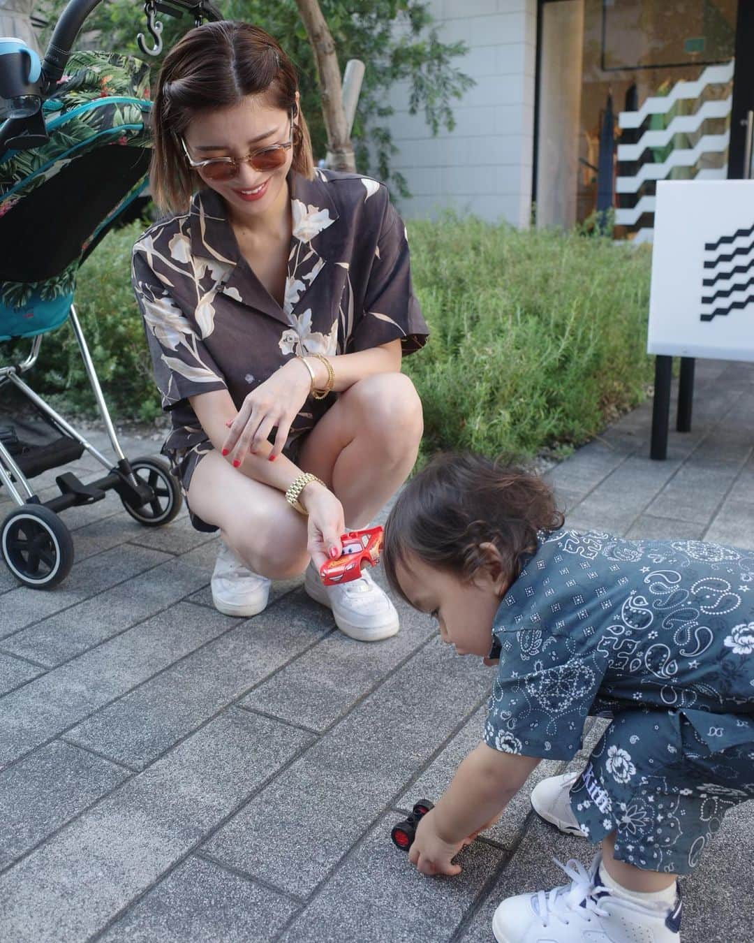 島袋聖南のインスタグラム：「最近のいろいろ あいちん、むらみさん、かなかちん お誕生日おめでとう🎂✨ いつもありがとだよー😘らぶ このセットアップは @kith  どちらの？ってDMが多かったので😉🍒 てか最後の写真突っ込みどころw」