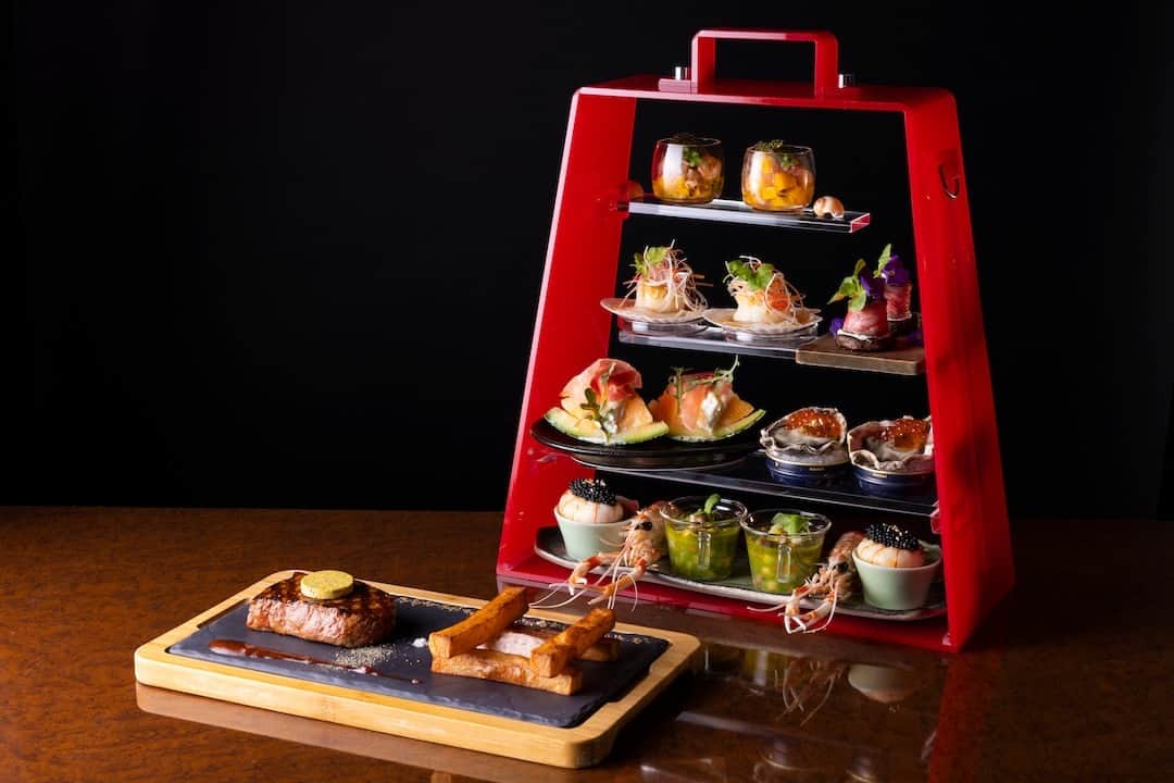 ヒルトン大阪 Hilton Osakaのインスタグラム：「CENTRUM（セントラム）の人気メニュー、「アペタイザースタンド付きグリルディナー」に注目！🦐  ロブスター、手長海老、国産牡蠣、いくらなど魚介類や和牛たたき、セラーノハムなどの豪華なアペタイザーをスタンドに盛りつけてご提供✨  メインディッシュは、サーロインステーキなど3種のグリルディッシュから1品をお選びいただけます。  スペシャル感あふれるグリルディナーをぜひお楽しみください。  詳細・ご予約は @hiltonosaka ホームページより。  We are thrilled to introduce CENTRUM's immensely popular menu: the Grilled Dinner with Appetizer Stand!🦐  Prepare to be amazed by a stunning array of appetizers served on a stand, featuring delectable treats like lobster, Dublin bay prawn, Japanese oysters, salmon roe, Wagyu beef tataki, Serrano ham, and many more tempting seafood and meat delights.✨  As for the main course, you can select one of three tantalizing grilled dishes, including the mouthwatering sirloin steak.We sincerely hope you relish this extraordinary dining experience with our special Grilled Dinner.  For more details and to make a reservation, please visit our website at @hiltonosaka.  ＝＝＝ #ヒルトン大阪  #セントラムグリルアンドワイン #アペタイザー #前菜 #前菜盛り合わせ #大阪ホテル #ホテルディナー #大阪ディナー #梅田ディナー  #梅田グルメ #HiltonOsaka #CENTRUM #OsakaDinner」